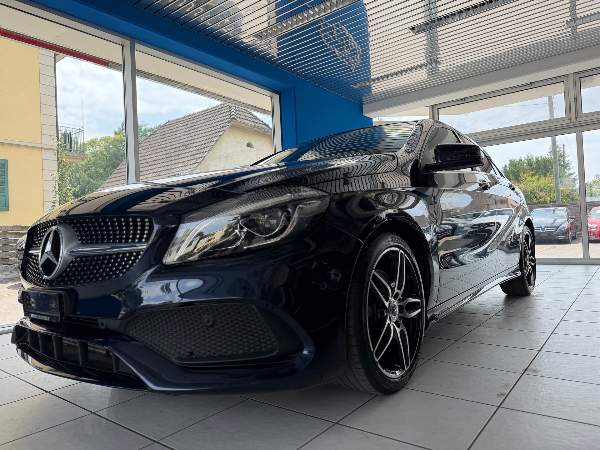 MERCEDES-BENZ A 220 AMG Line 4Matic 7G-DCT-image-1