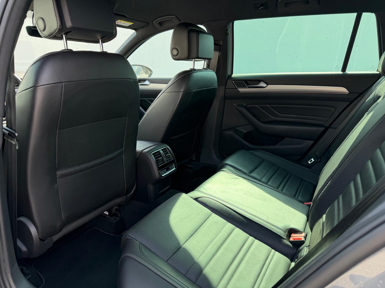 VW Passat Variant 2.0 TSI R-Line Edition 4Motion DSG-image-7