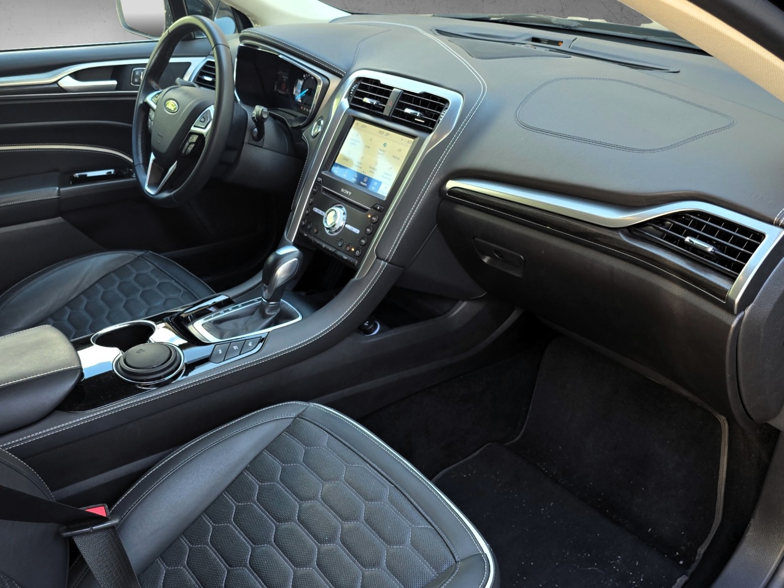 FORD Mondeo 2.0 HEV Vignale eCVT-showroom-element-1