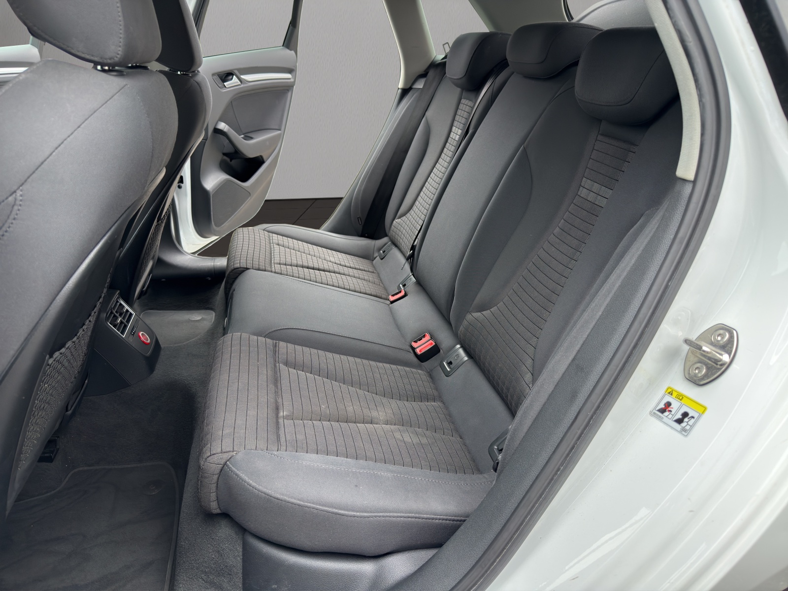 AUDI A3 Sportback 1.6 TDI Ambition-image-12