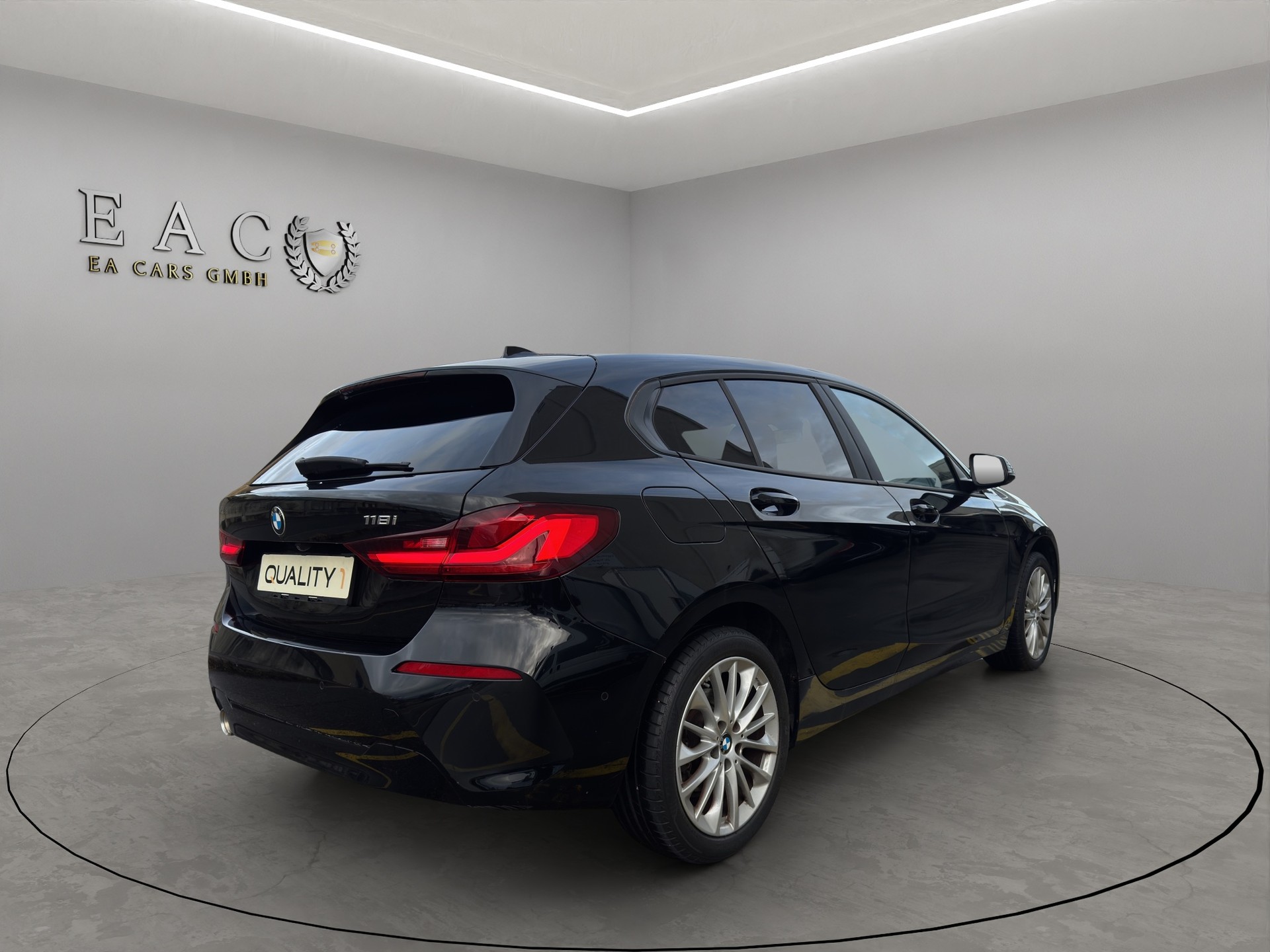 BMW 118i Essential Edition Steptronic-image-4