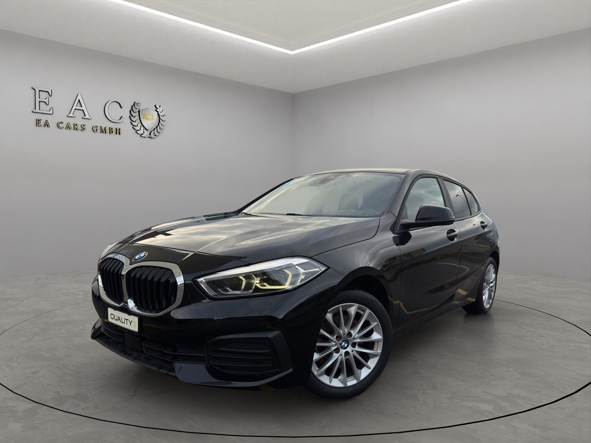 BMW 118i Essential Edition Steptronic-image-0