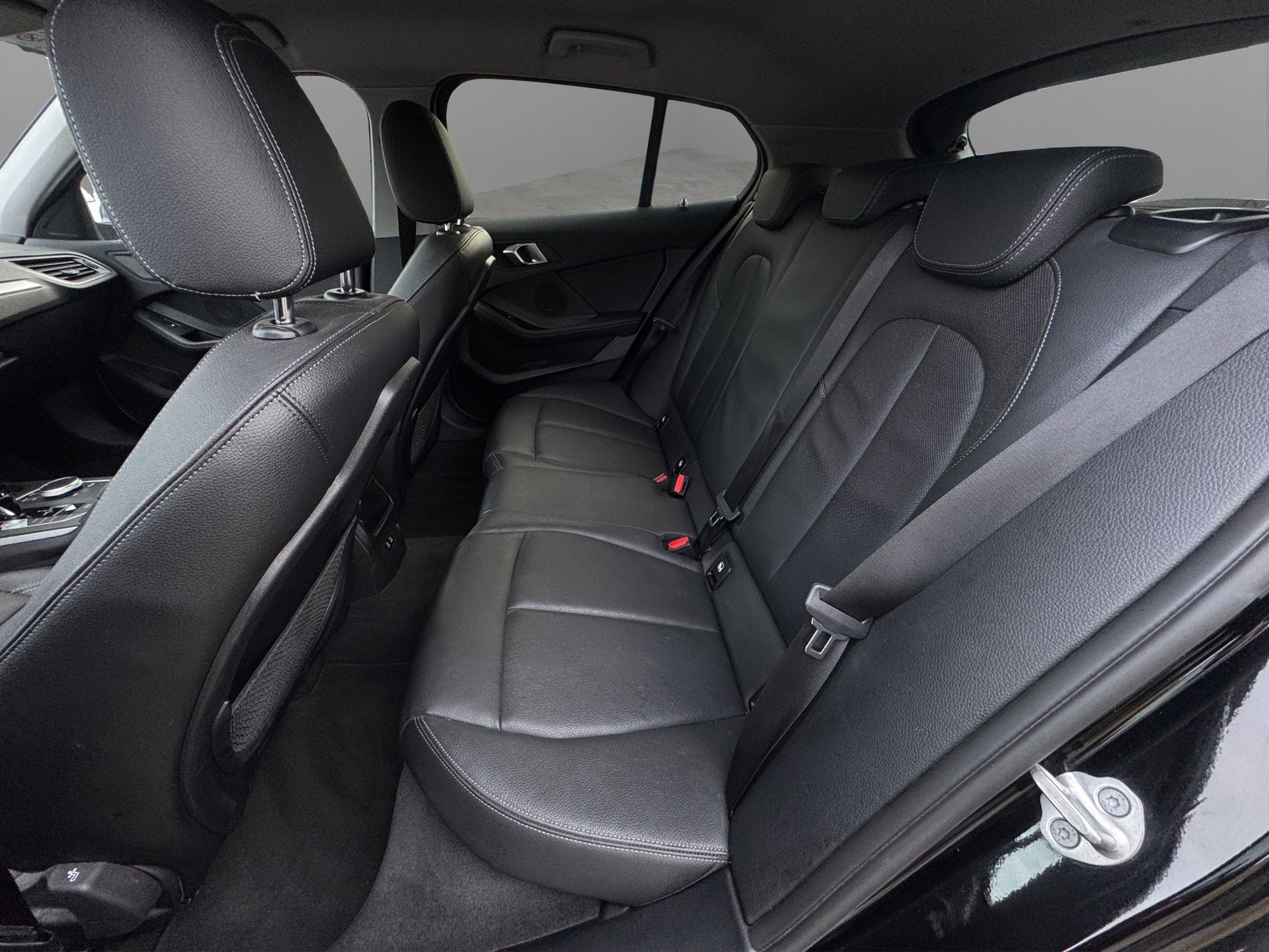 BMW 118i Essential Edition Steptronic-image-10