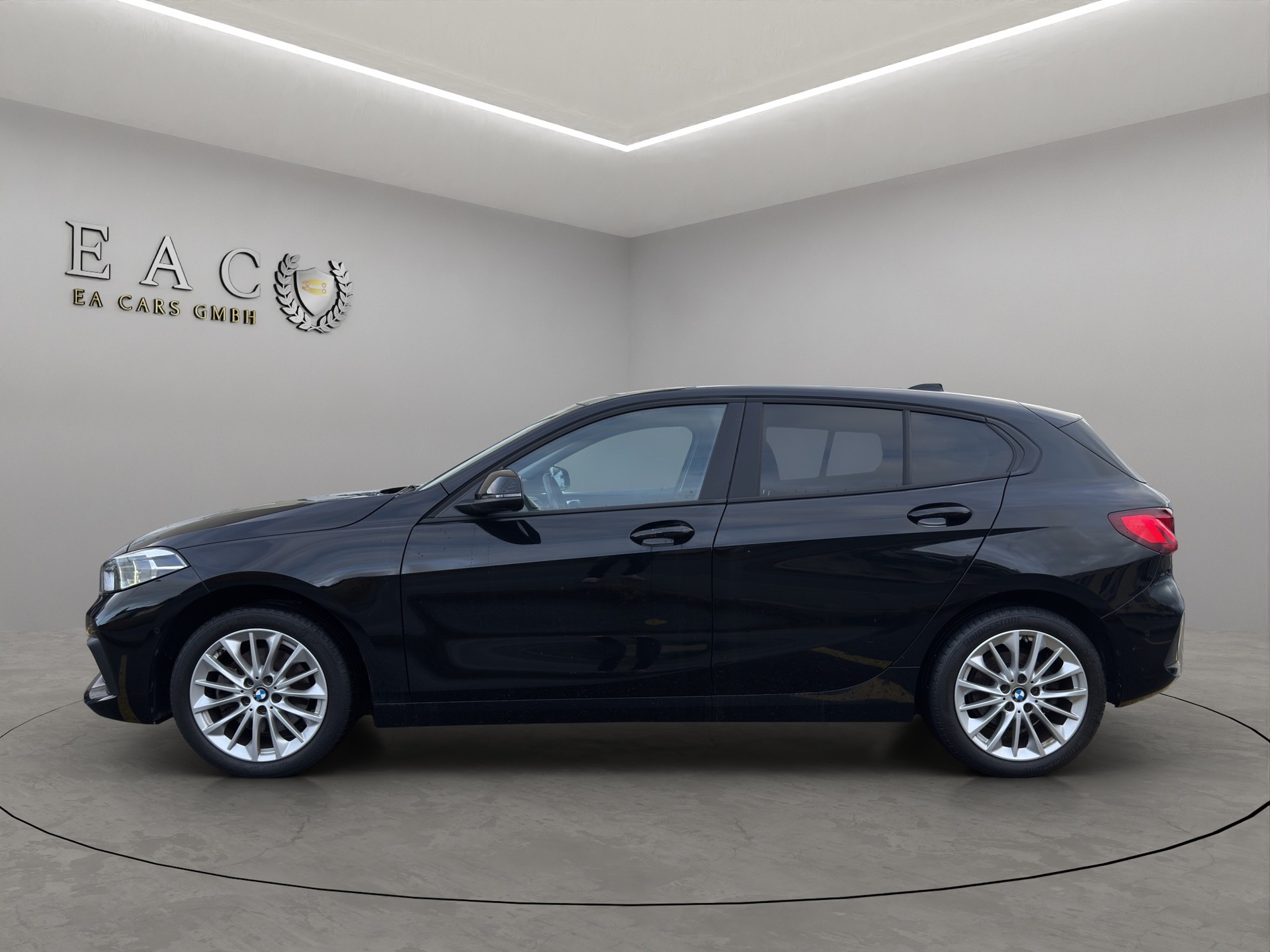 BMW 118i Essential Edition Steptronic-image-1