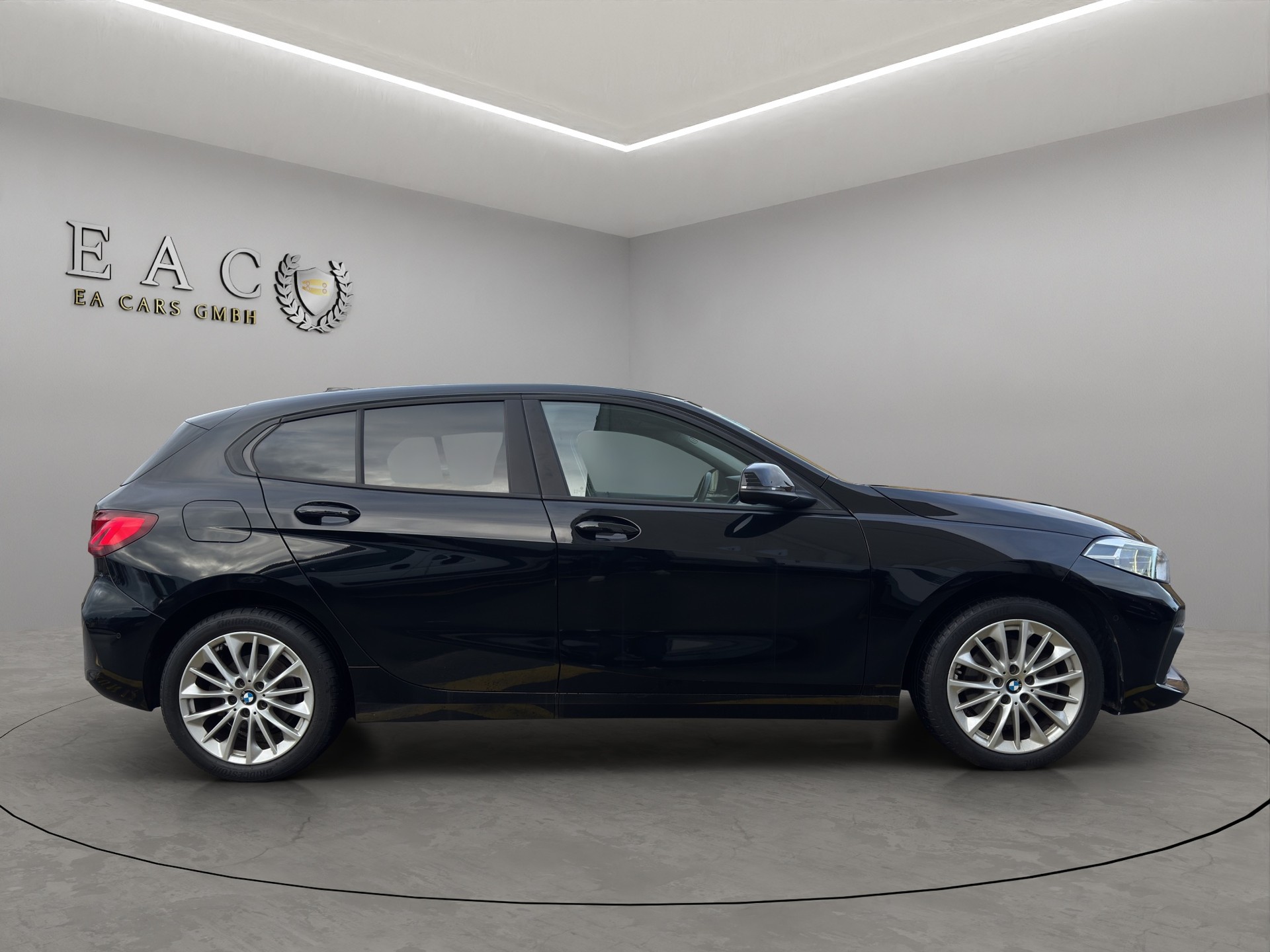 BMW 118i Essential Edition Steptronic-image-5
