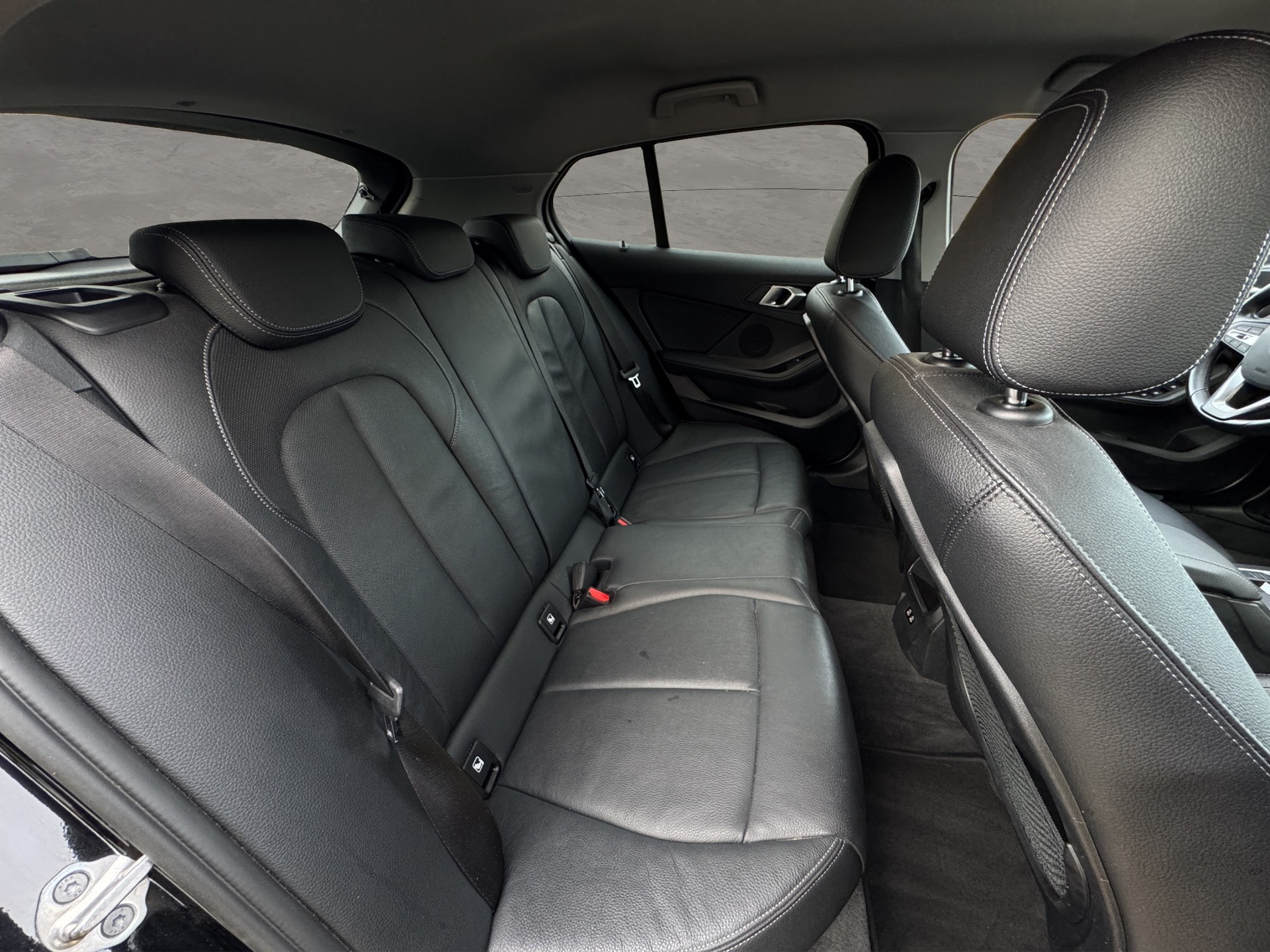BMW 118i Essential Edition Steptronic-image-14