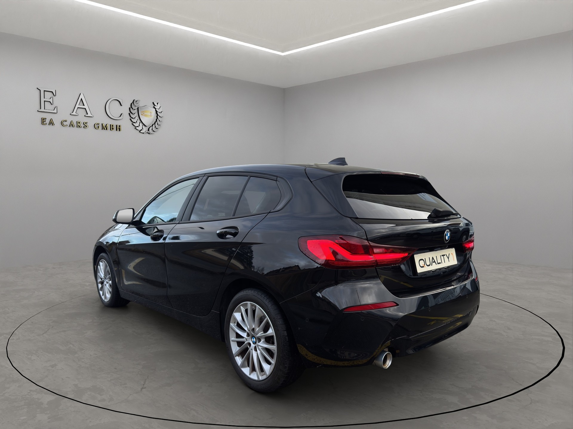 BMW 118i Essential Edition Steptronic-image-2