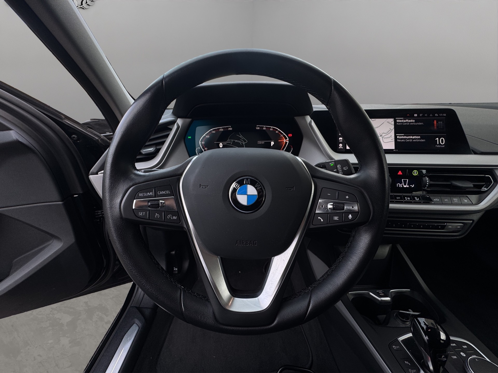 BMW 118i Essential Edition Steptronic-image-9