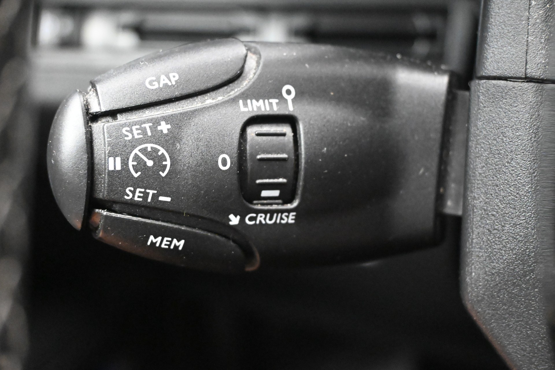 PEUGEOT 3008 1.5 BlueHDi Allure-image-11