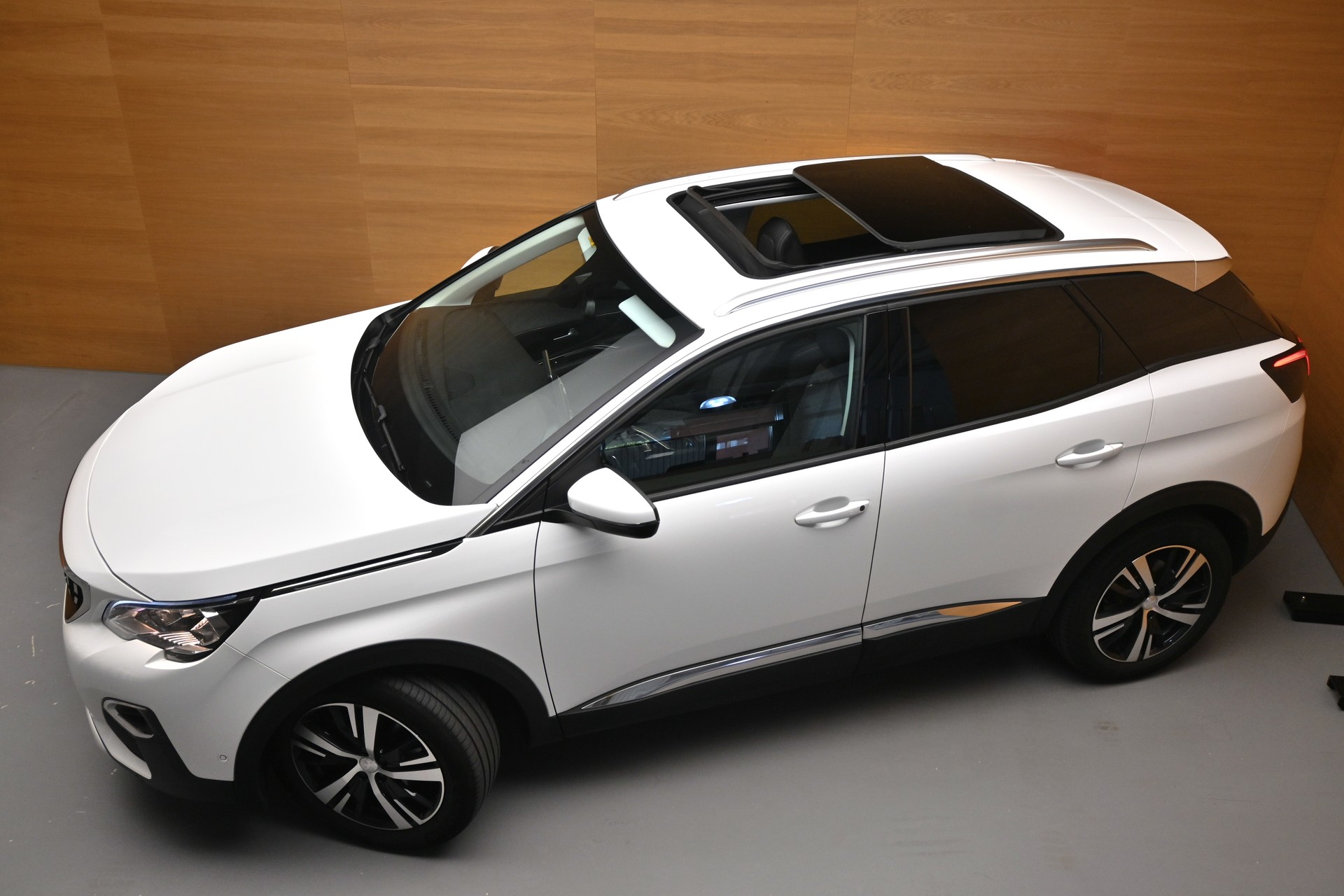 PEUGEOT 3008 1.5 BlueHDi Allure-image-1
