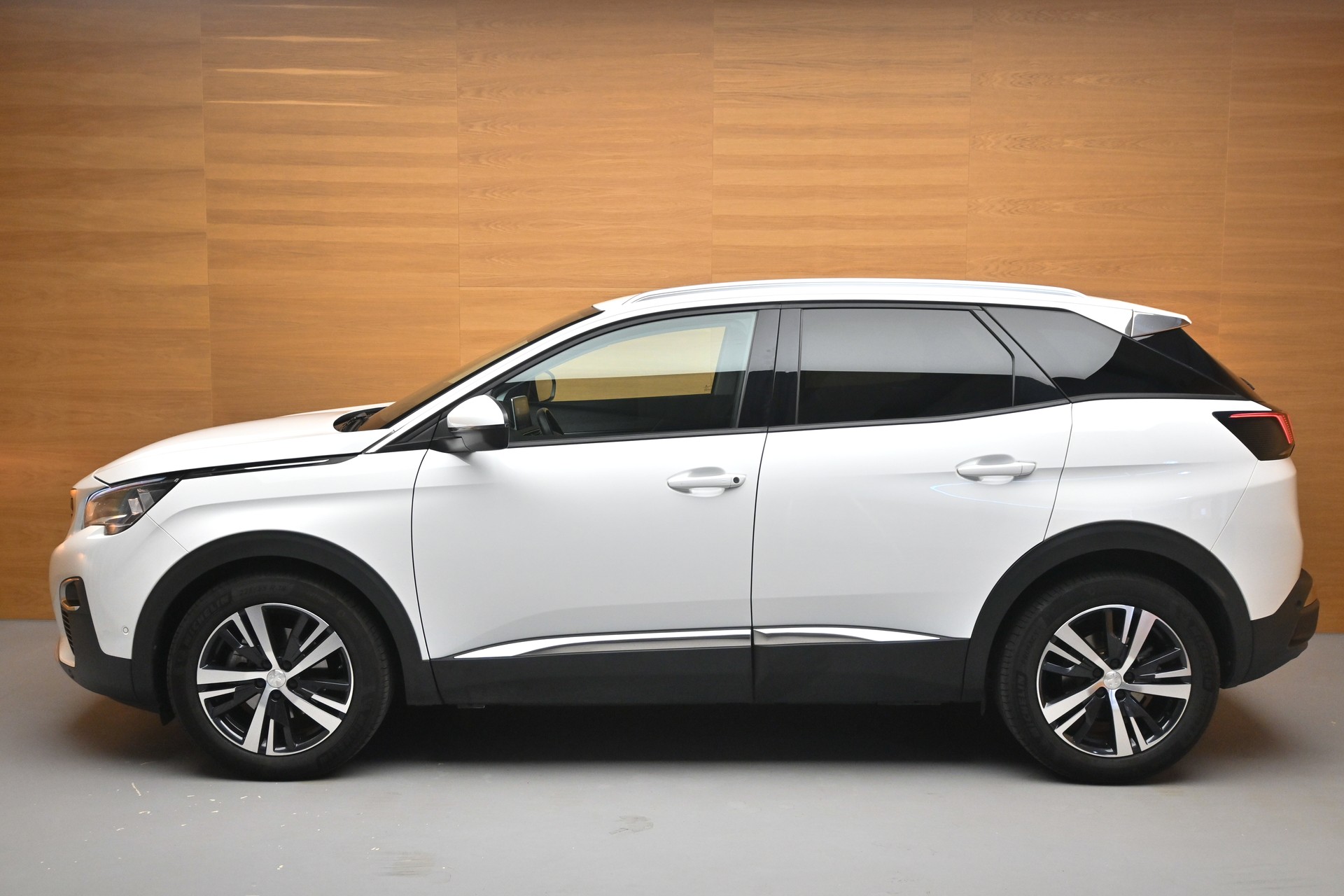 PEUGEOT 3008 1.5 BlueHDi Allure-image-3