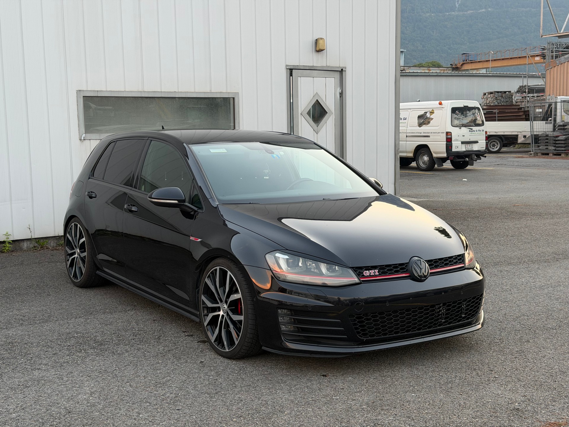 VW Golf 2.0 TSI GTI Performance DSG-image-2