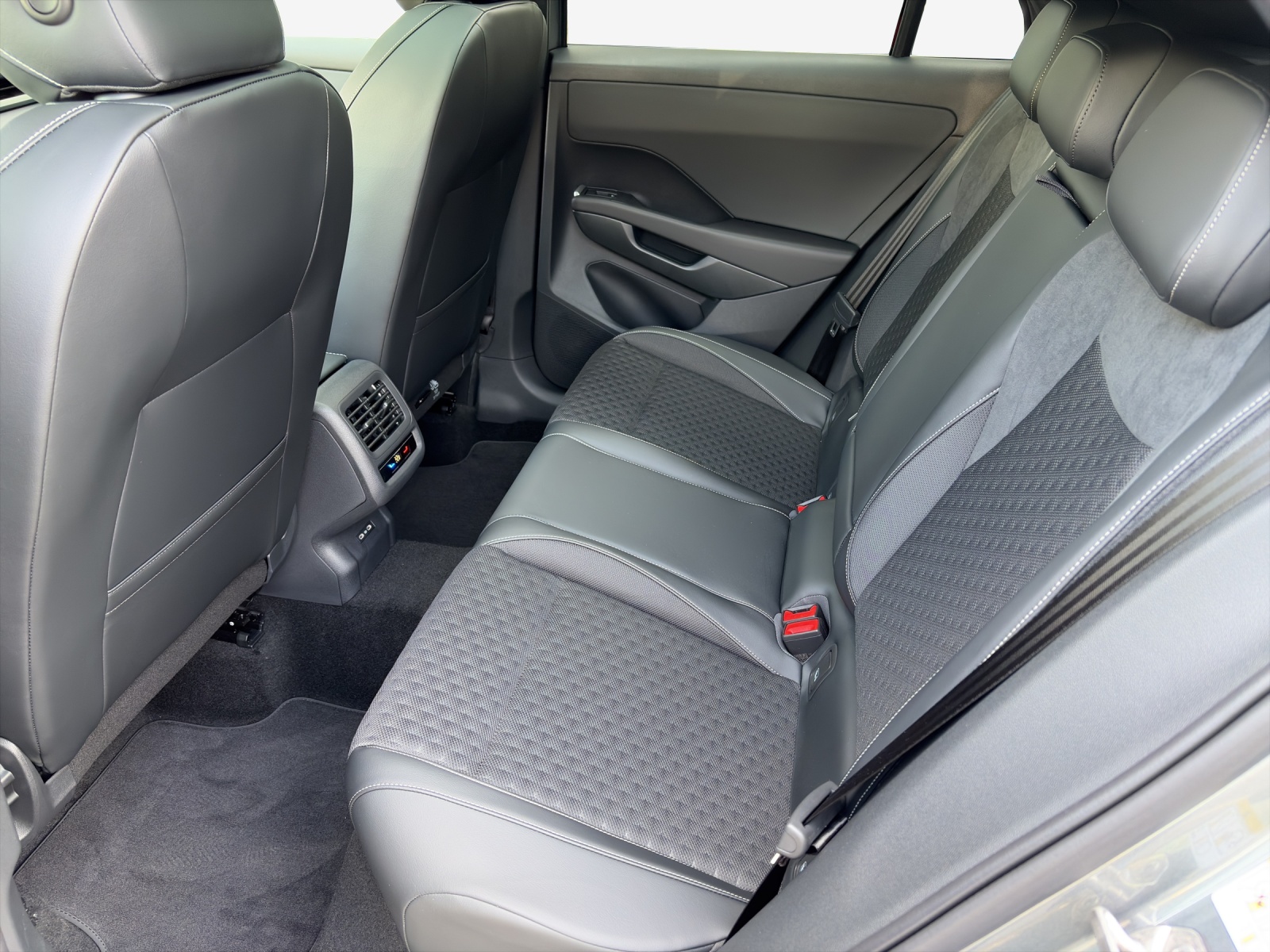 VW T-Roc 1.5 eTSI mHEV R-Line DSG-image-11