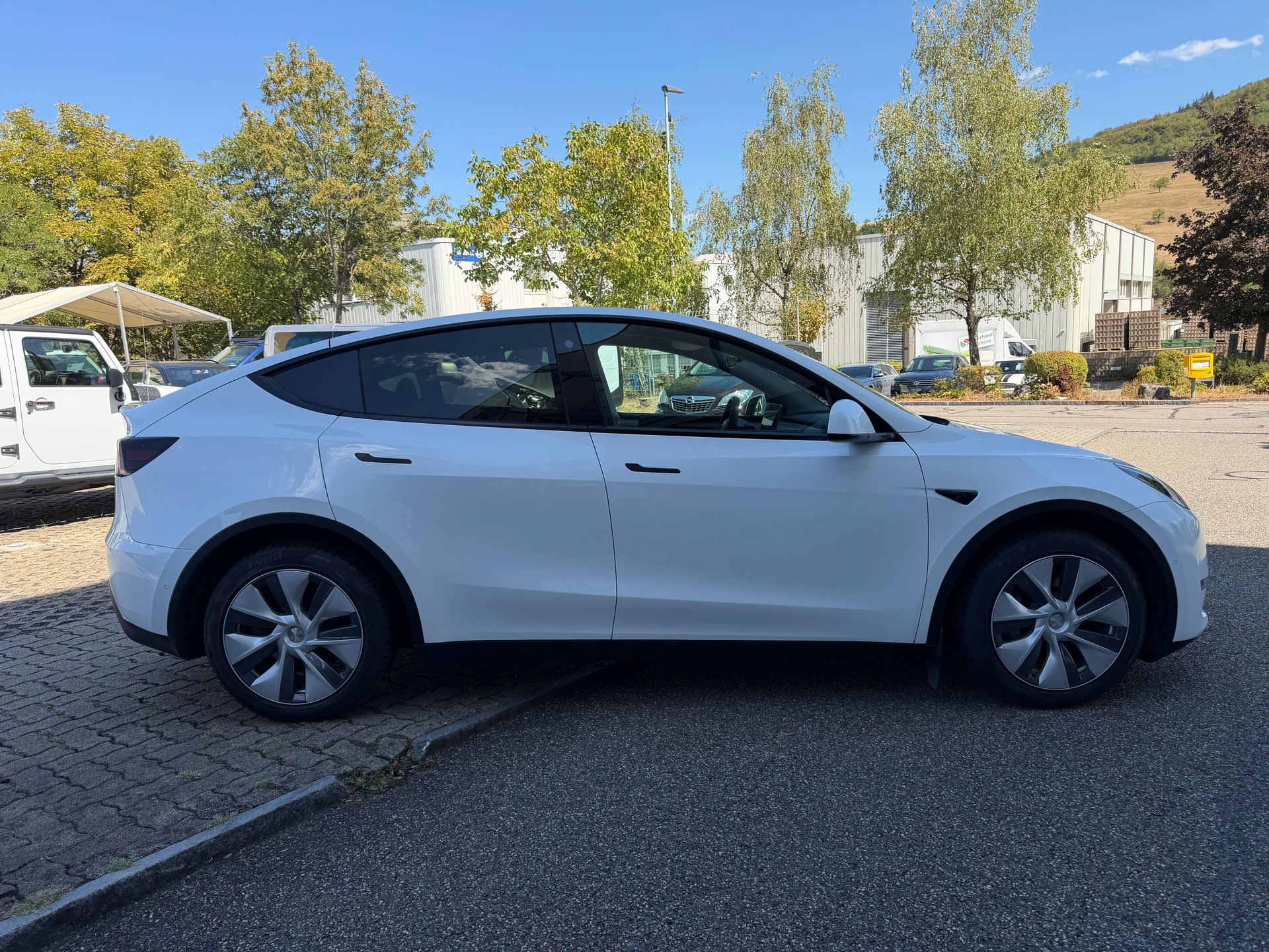 TESLA Model Y Long Range-showroom-element-3