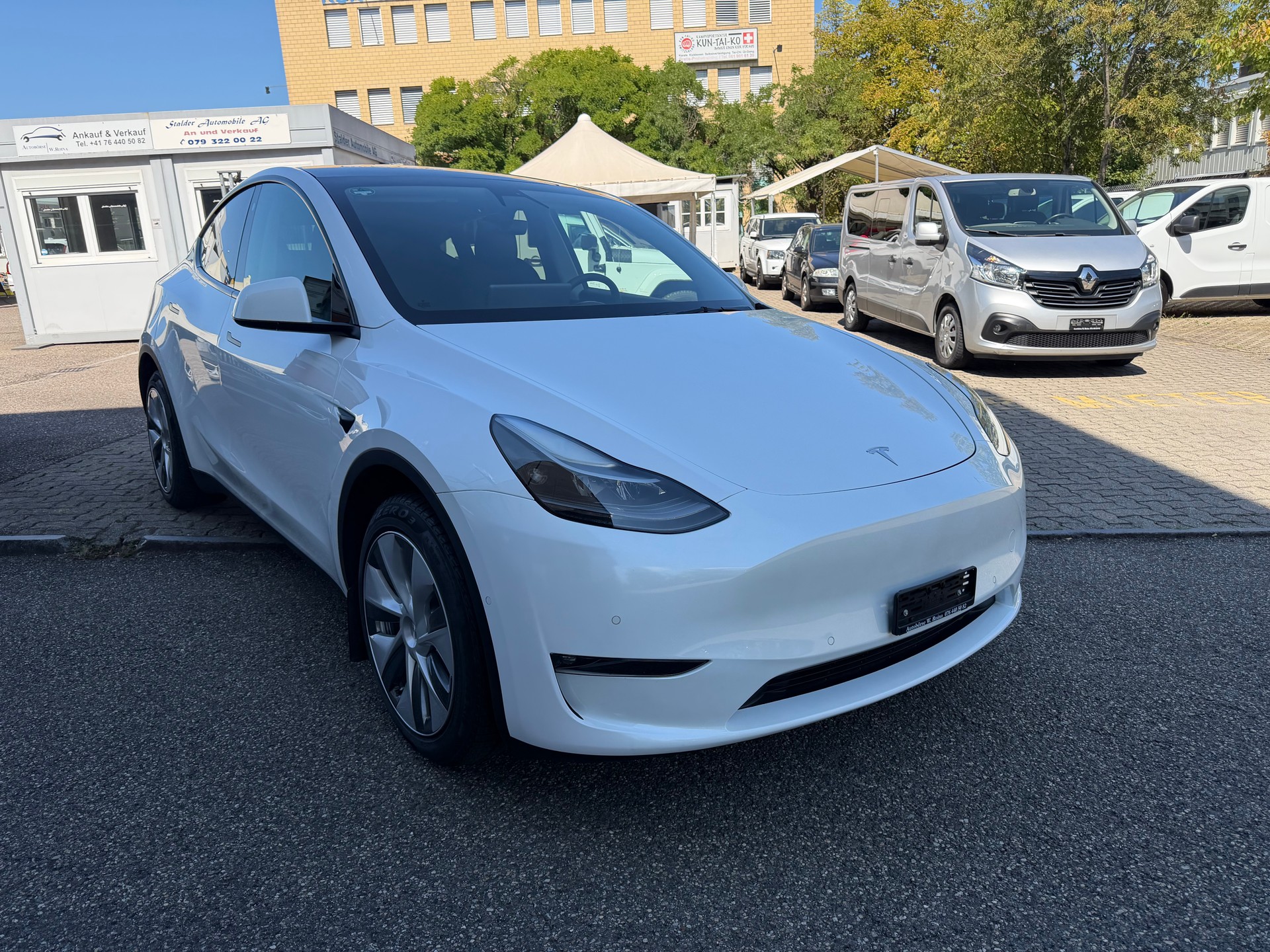 TESLA Model Y Long Range-showroom-element-2