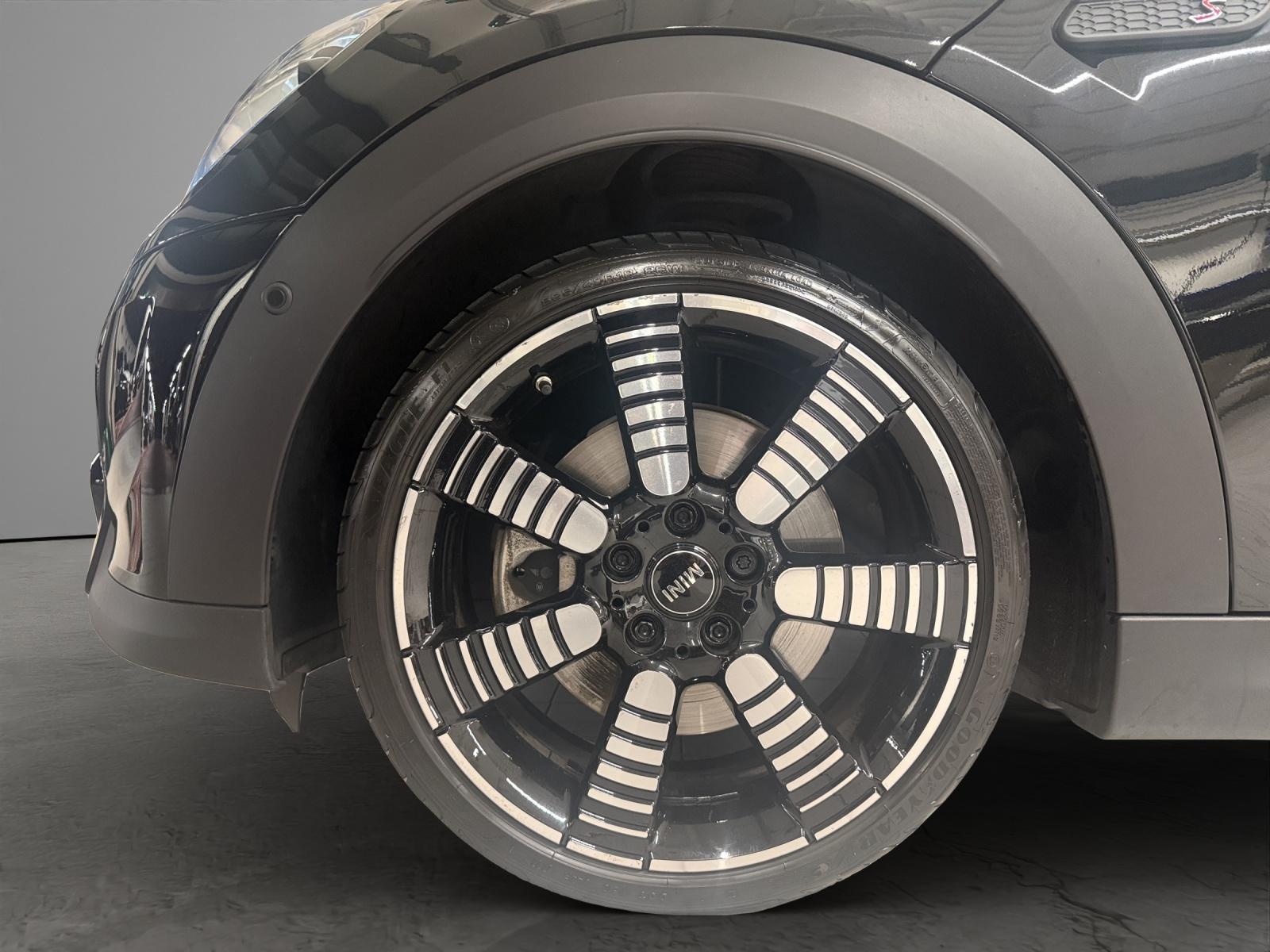 MINI Cabrio Cooper S-image-22