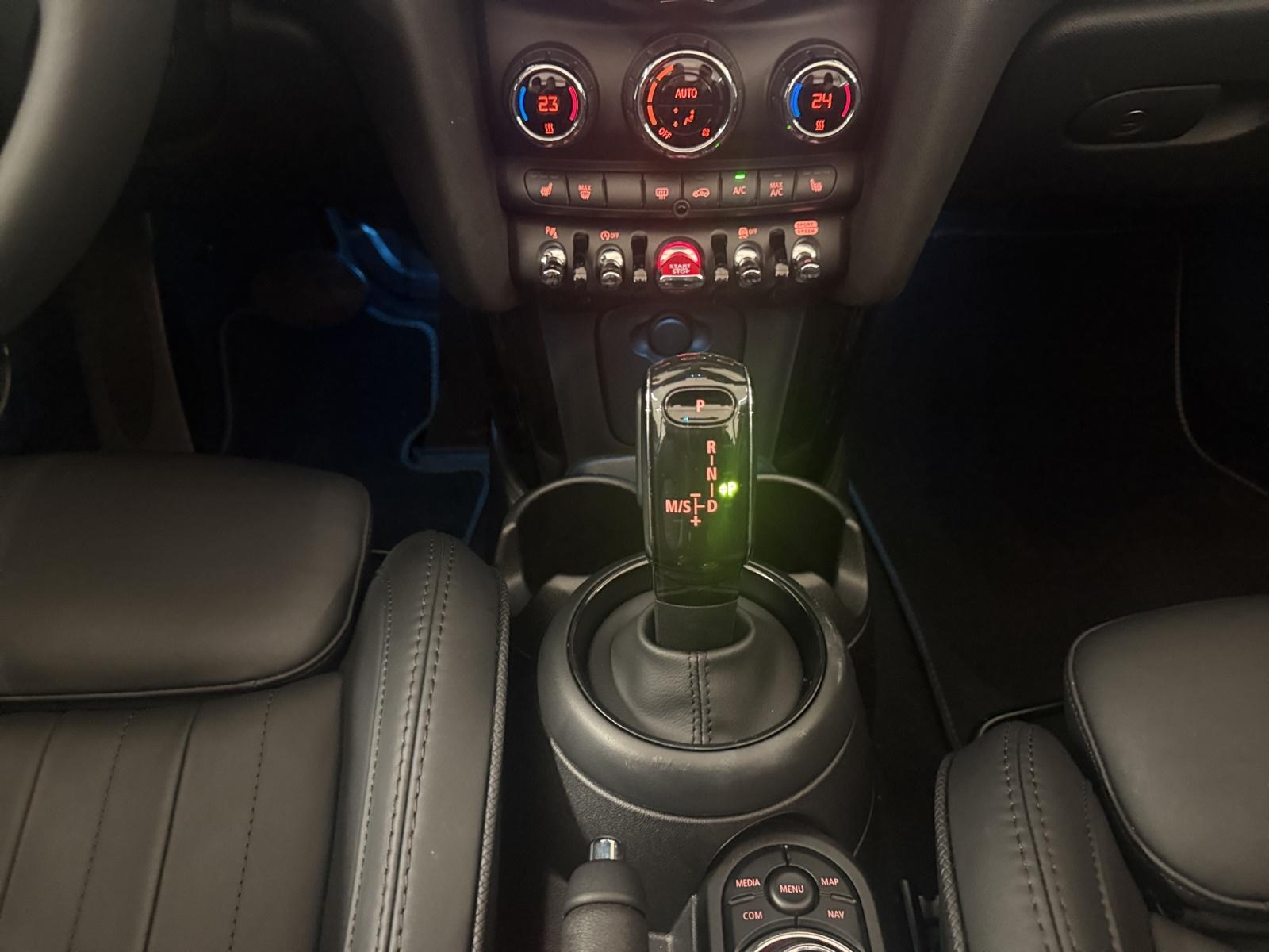 MINI Cabrio Cooper S-image-14