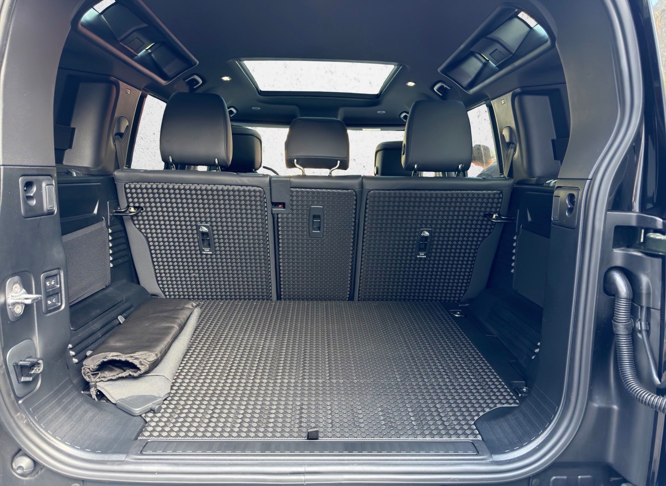 LAND ROVER Defender 110 3.0 D I6 350 X-Dynamic HSE AWD AT8-image-14