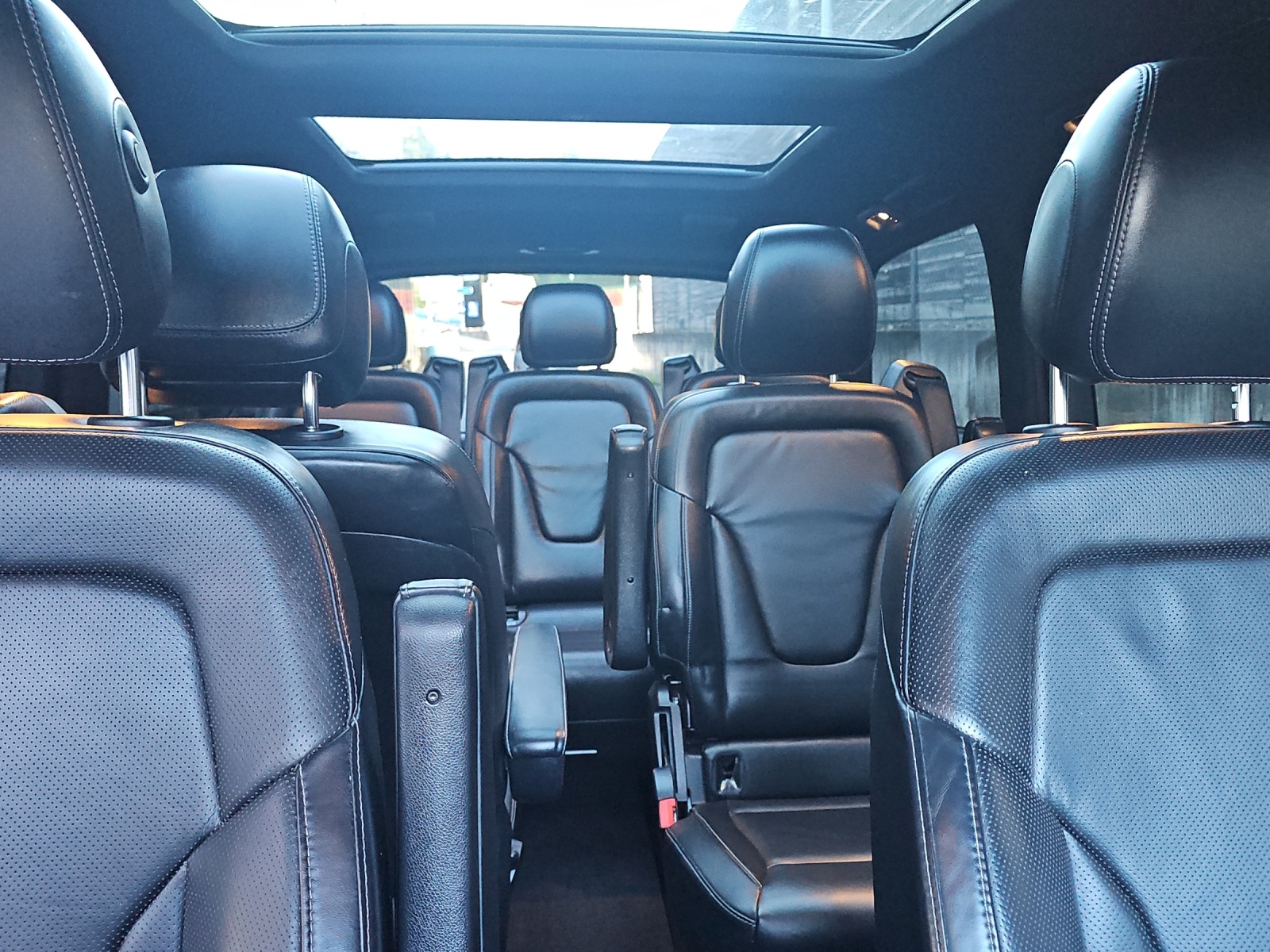MERCEDES-BENZ V 300 d lang AMG-Line 4Matic 9G-Tronic-image-22