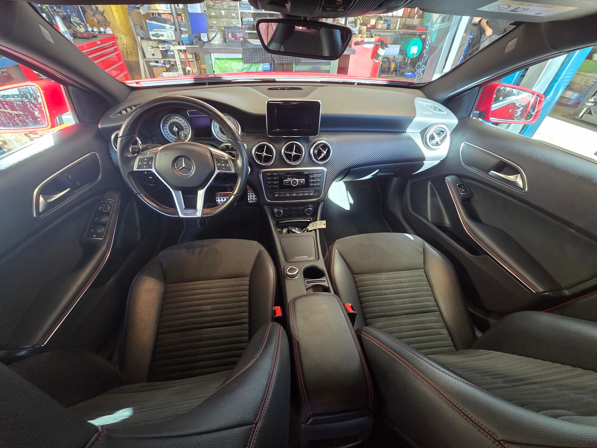 MERCEDES-BENZ A 250 AMG Line 4Matic 7G-DCT-image-7