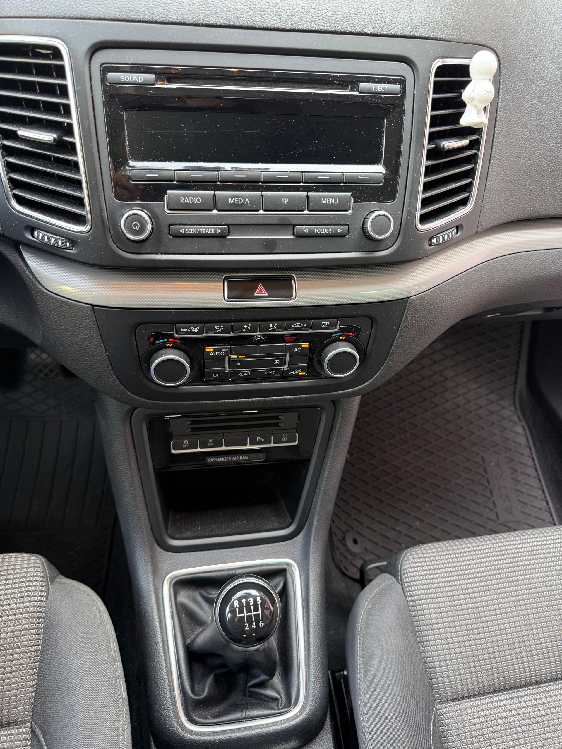 VW SHARAN-image-11