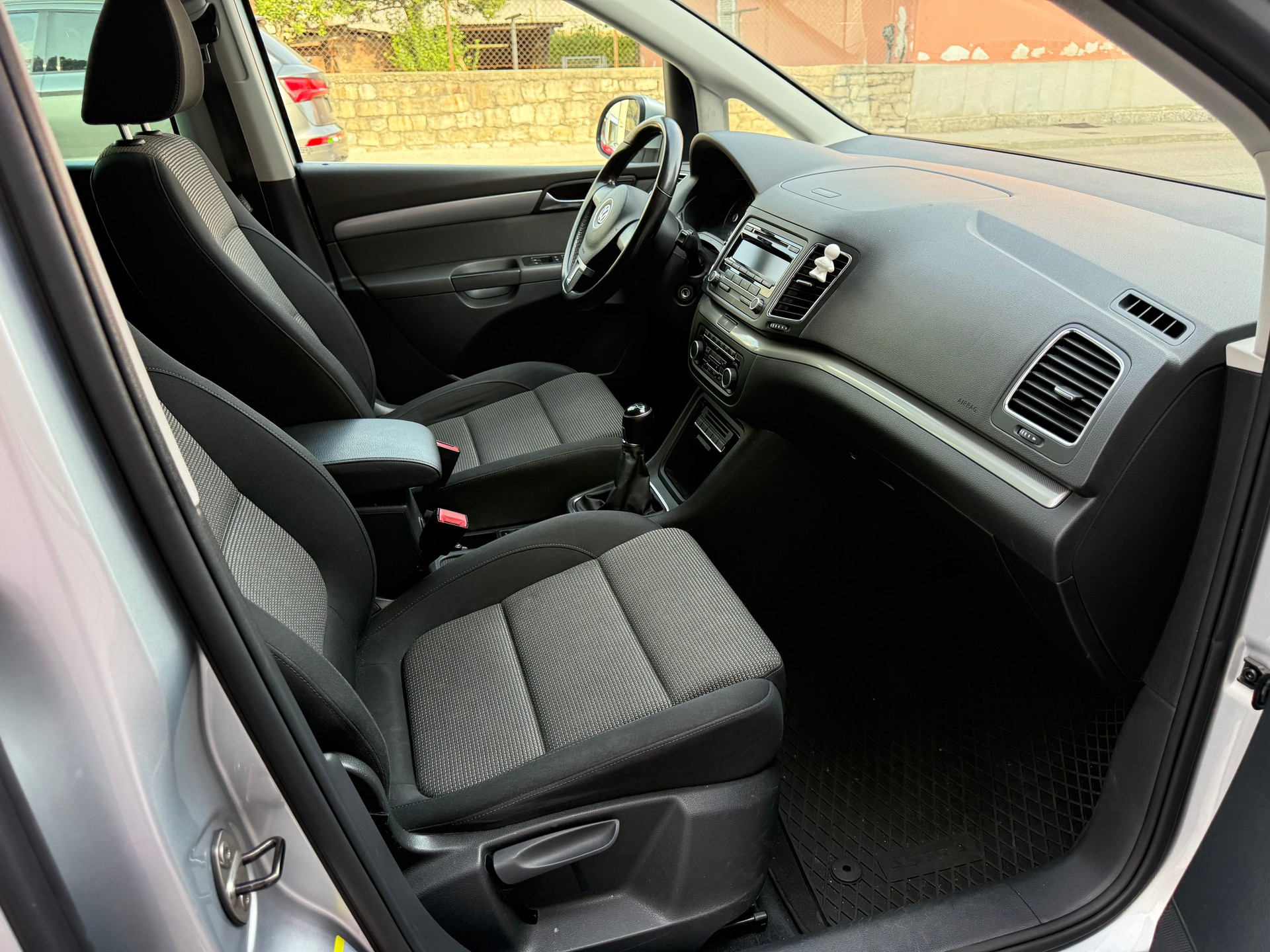 VW SHARAN-image-8