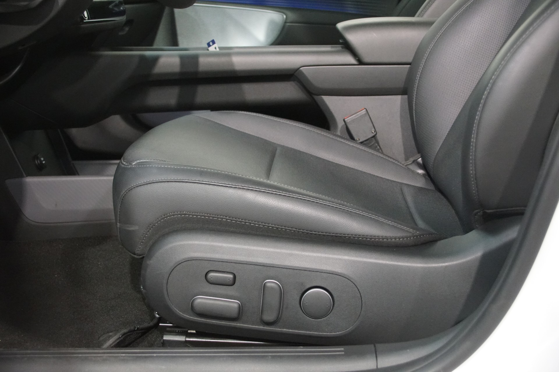 HYUNDAI Ioniq 6 77kWh Launch Edition 4WD ++swiss-edition++-image-18