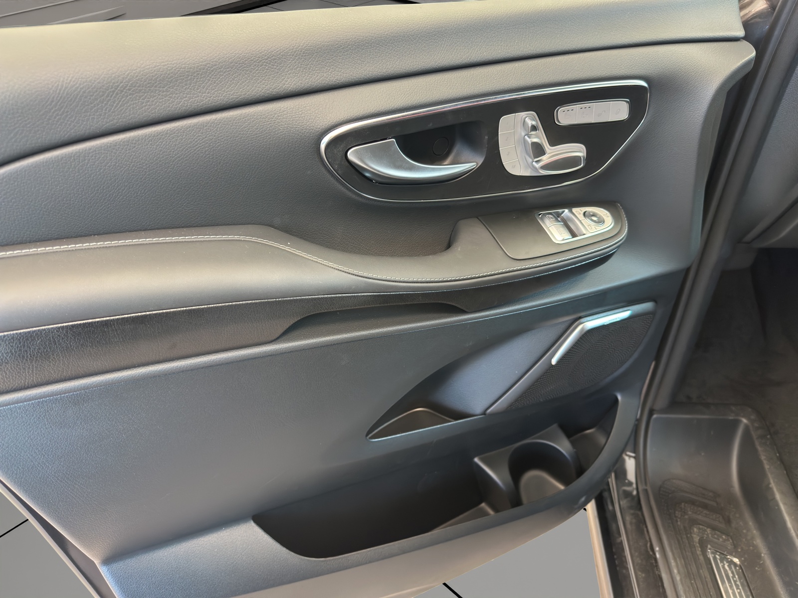 MERCEDES-BENZ V 300 d Exclusive L SWISS EDITION 4MATIC-image-7