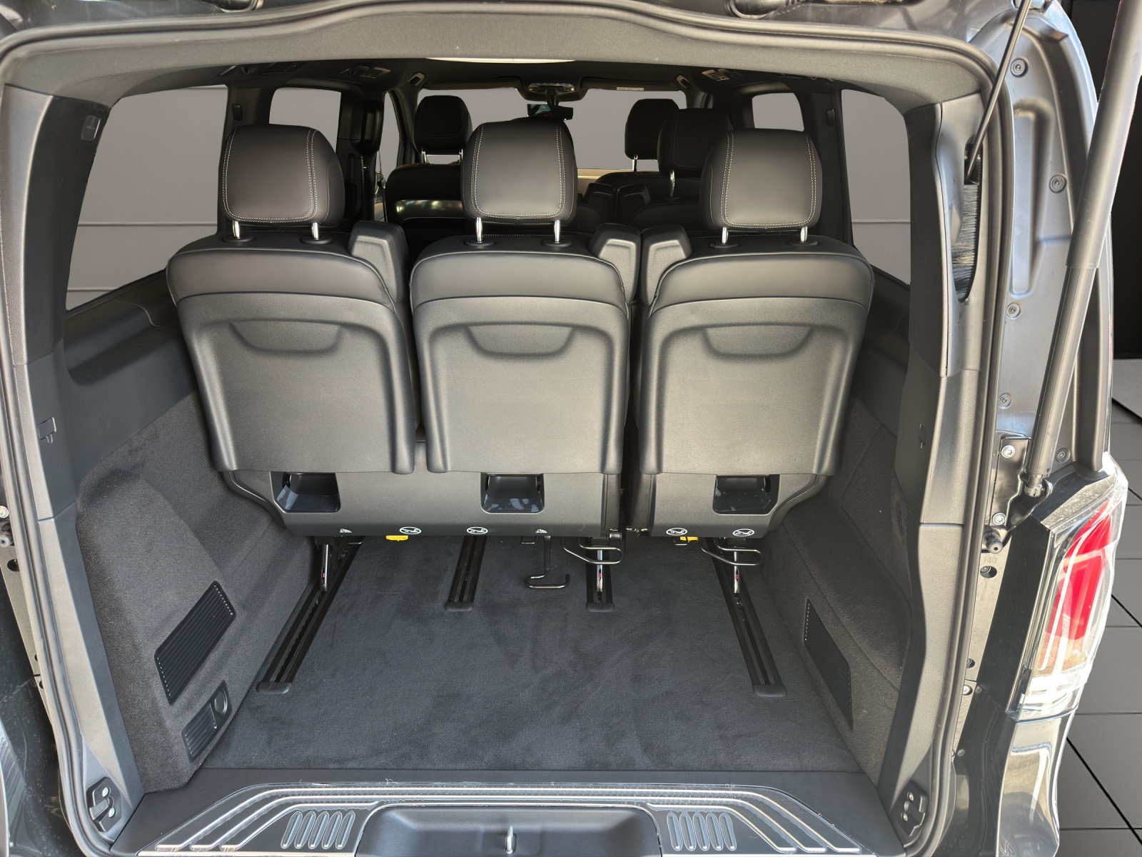 MERCEDES-BENZ V 300 d Exclusive L SWISS EDITION 4MATIC-image-5
