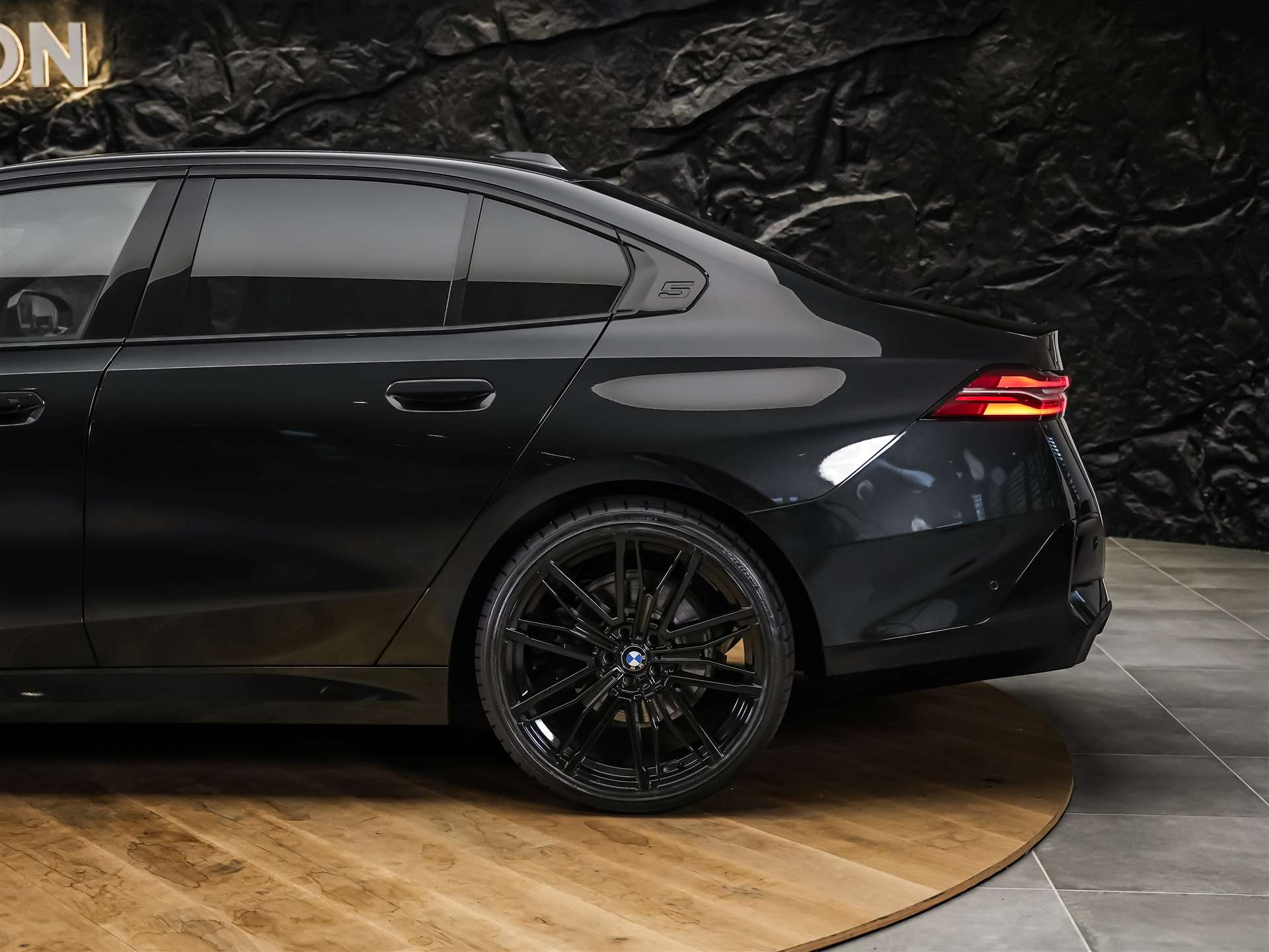 BMW 520i 48V M Sport Steptronic *ICONIC GLOW*Werksgarantie*21" Felgen*Sitzlüftung*-image-18