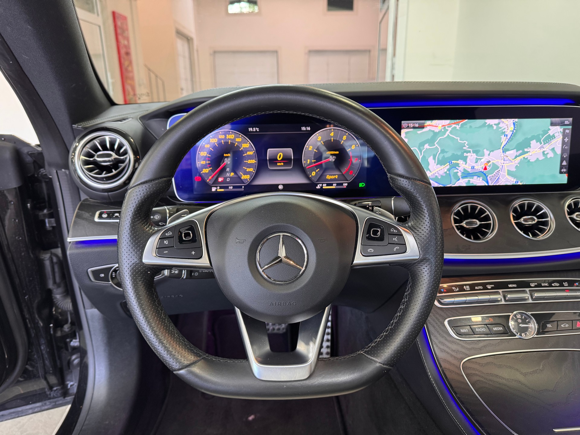 MERCEDES-BENZ E 400 Coupé AMG Line 4 Matic 9G-Tronic *1.Hand / Panorama / Burmester / Head-Up / 360 Kamera / Luftfederung / Multibeam LED*-image-10