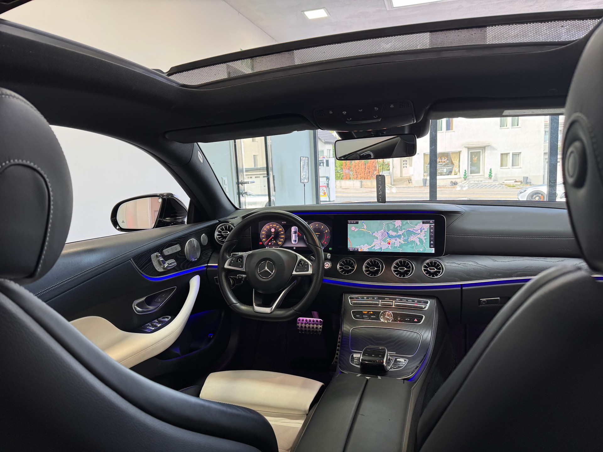 MERCEDES-BENZ E 400 Coupé AMG Line 4 Matic 9G-Tronic *1.Hand / Panorama / Burmester / Head-Up / 360 Kamera / Luftfederung / Multibeam LED*-image-12