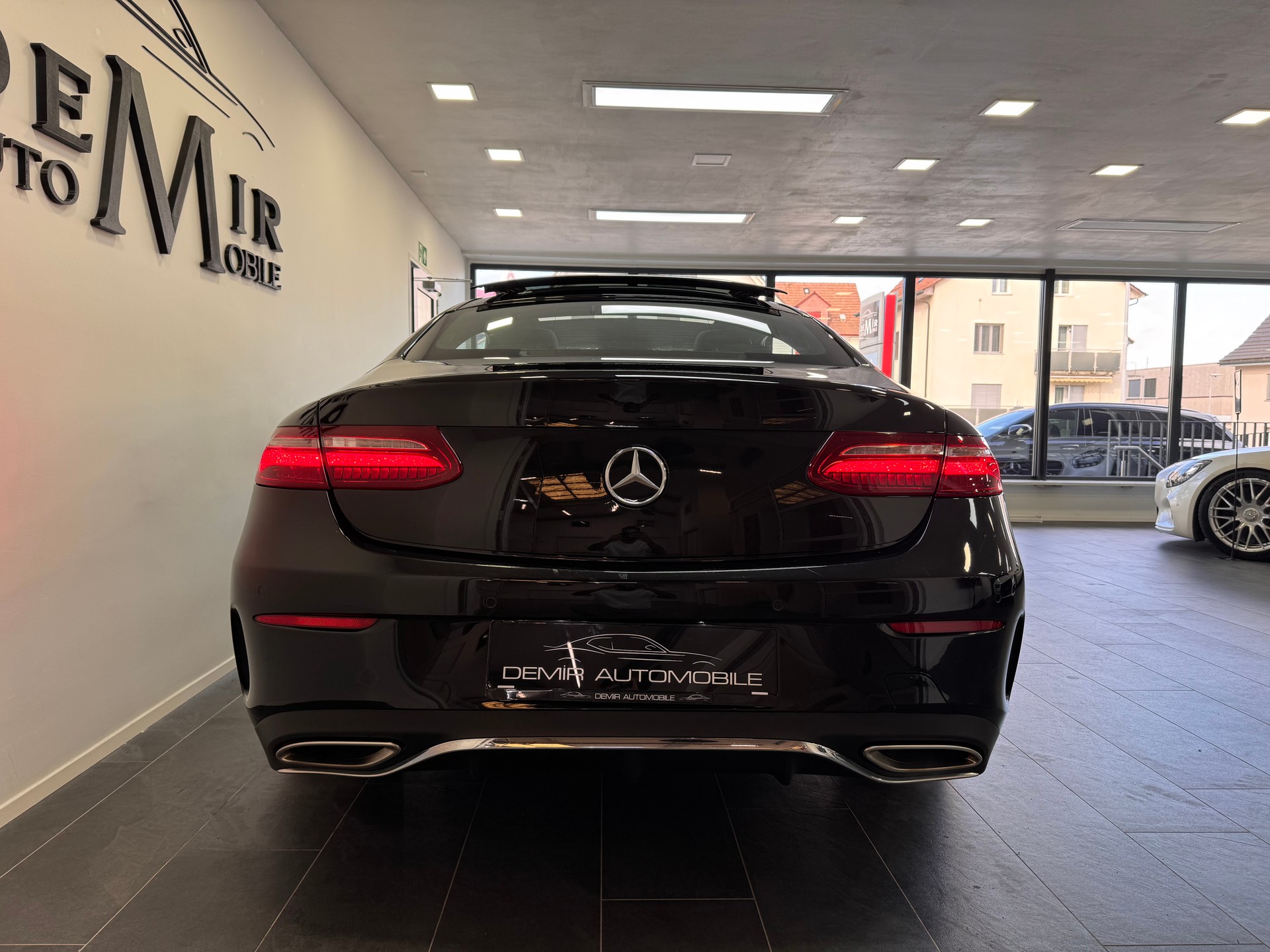 MERCEDES-BENZ E 400 Coupé AMG Line 4 Matic 9G-Tronic *1.Hand / Panorama / Burmester / Head-Up / 360 Kamera / Luftfederung / Multibeam LED*-image-4