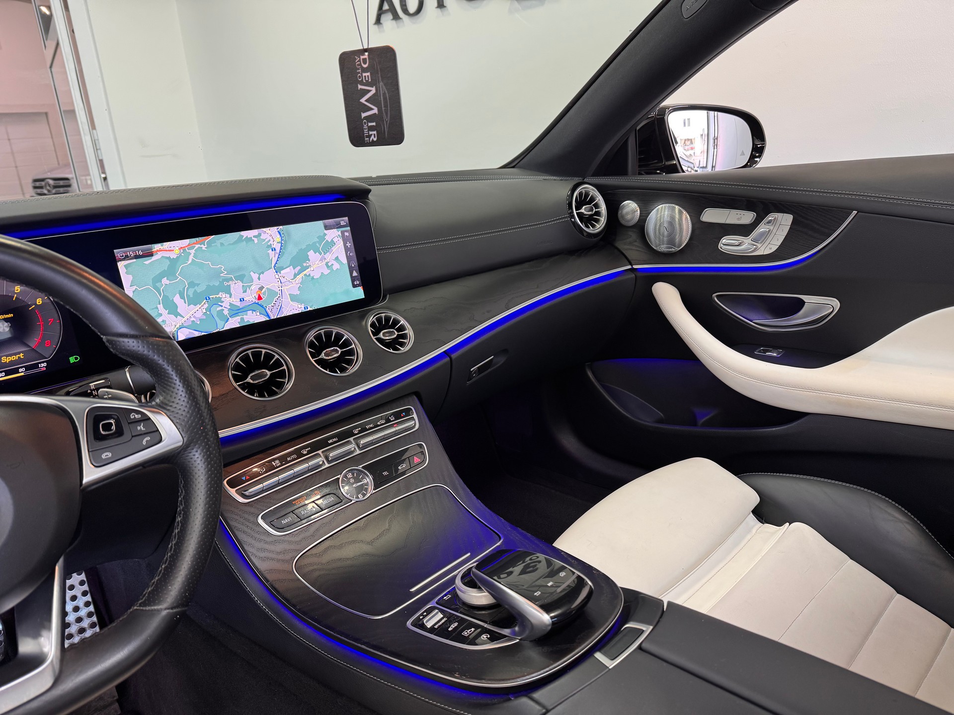 MERCEDES-BENZ E 400 Coupé AMG Line 4 Matic 9G-Tronic *1.Hand / Panorama / Burmester / Head-Up / 360 Kamera / Luftfederung / Multibeam LED*-image-11