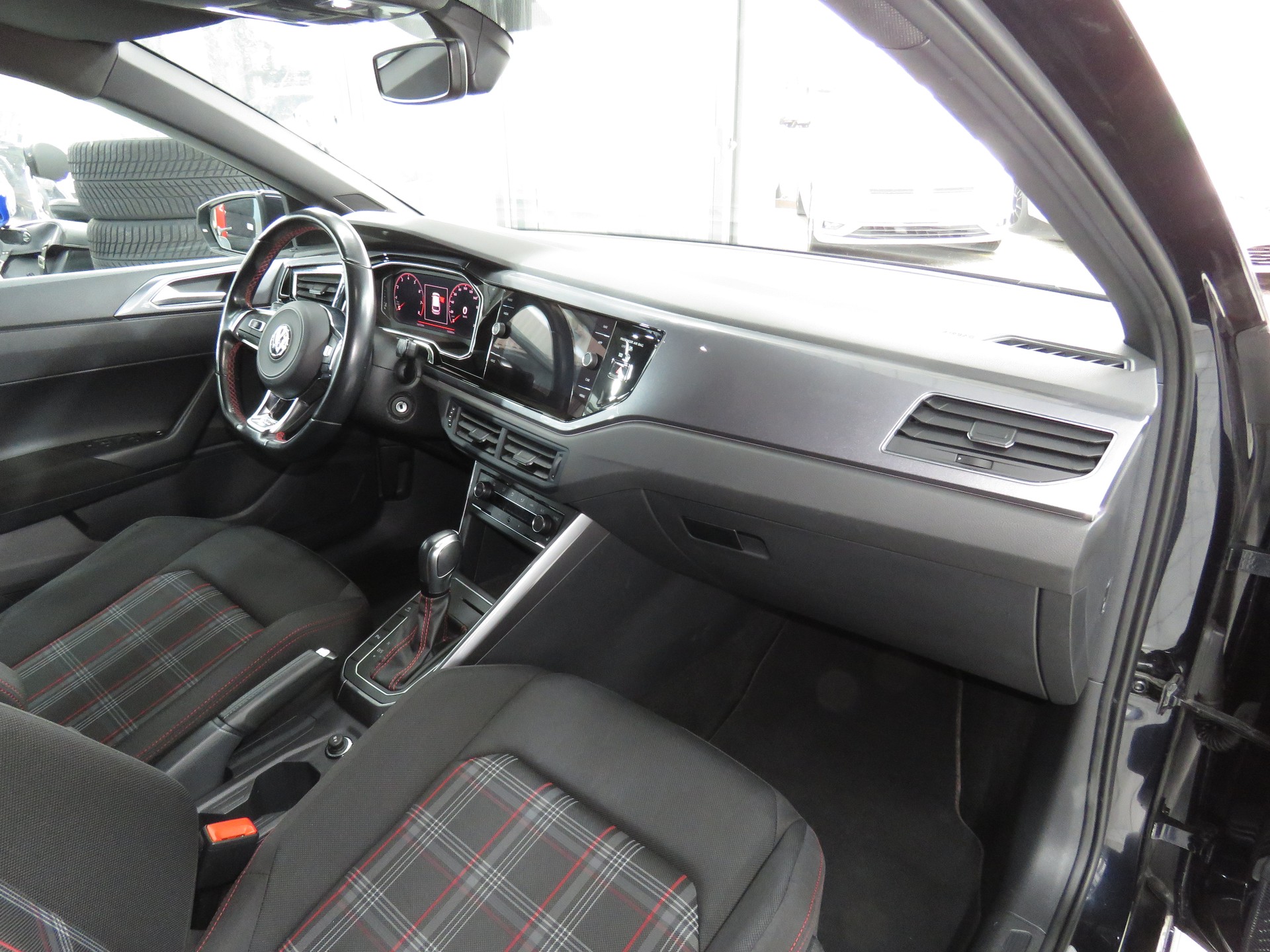 VW Polo 2.0 TSI GTI DSG-image-10