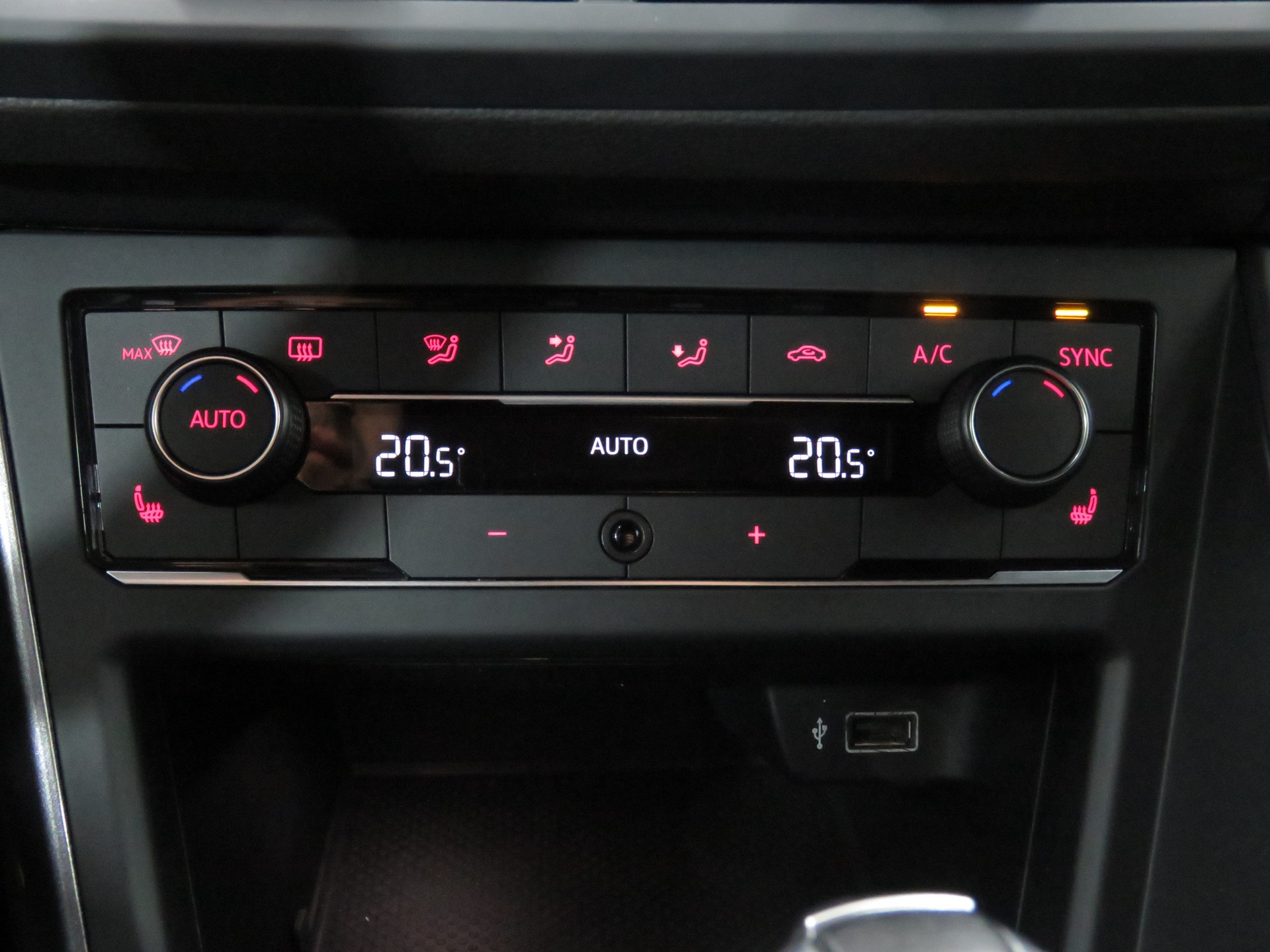 VW Polo 2.0 TSI GTI DSG-image-17