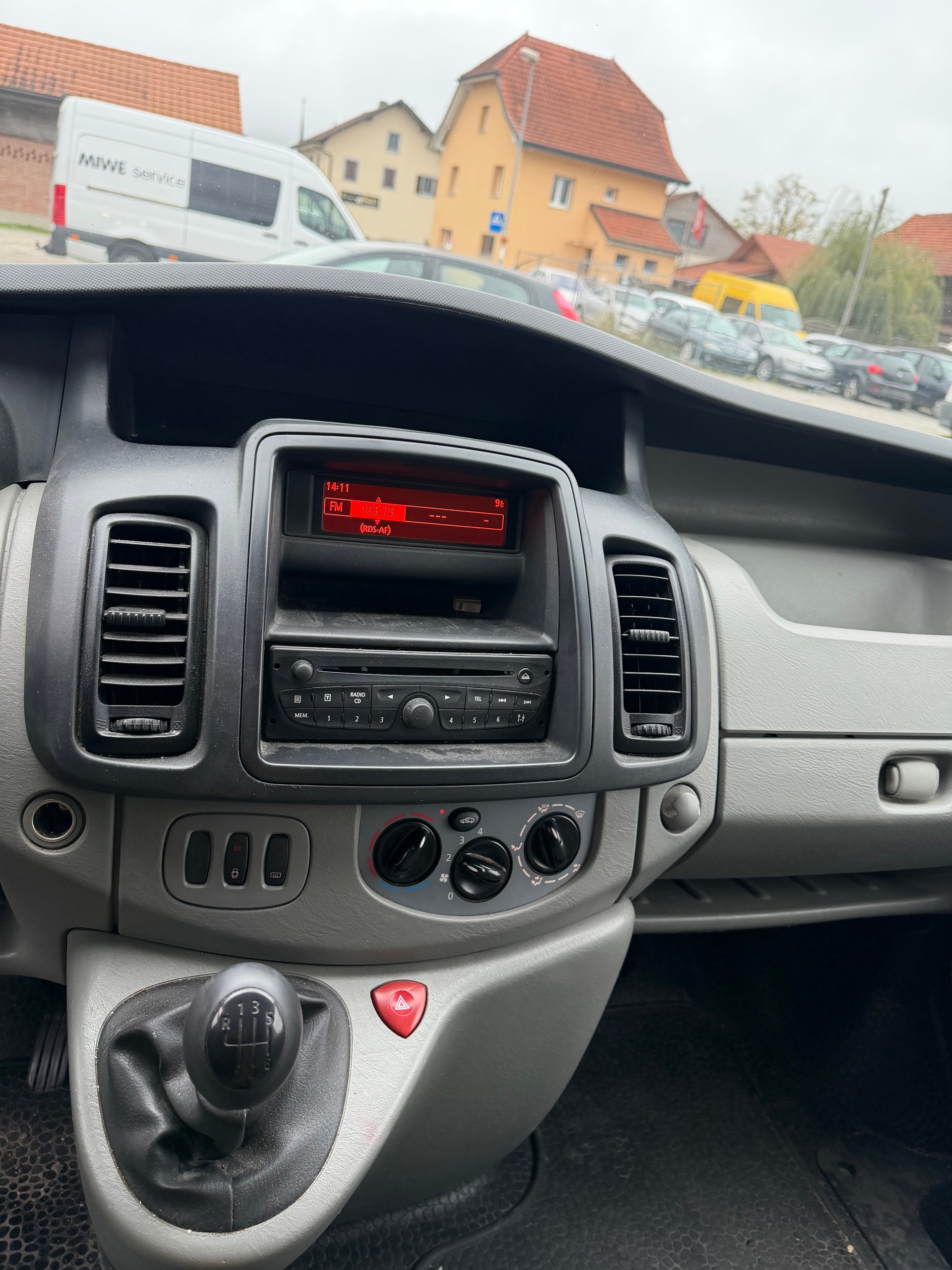 RENAULT Trafic 2.0 dCi 115 2.9t L1H1-image-8