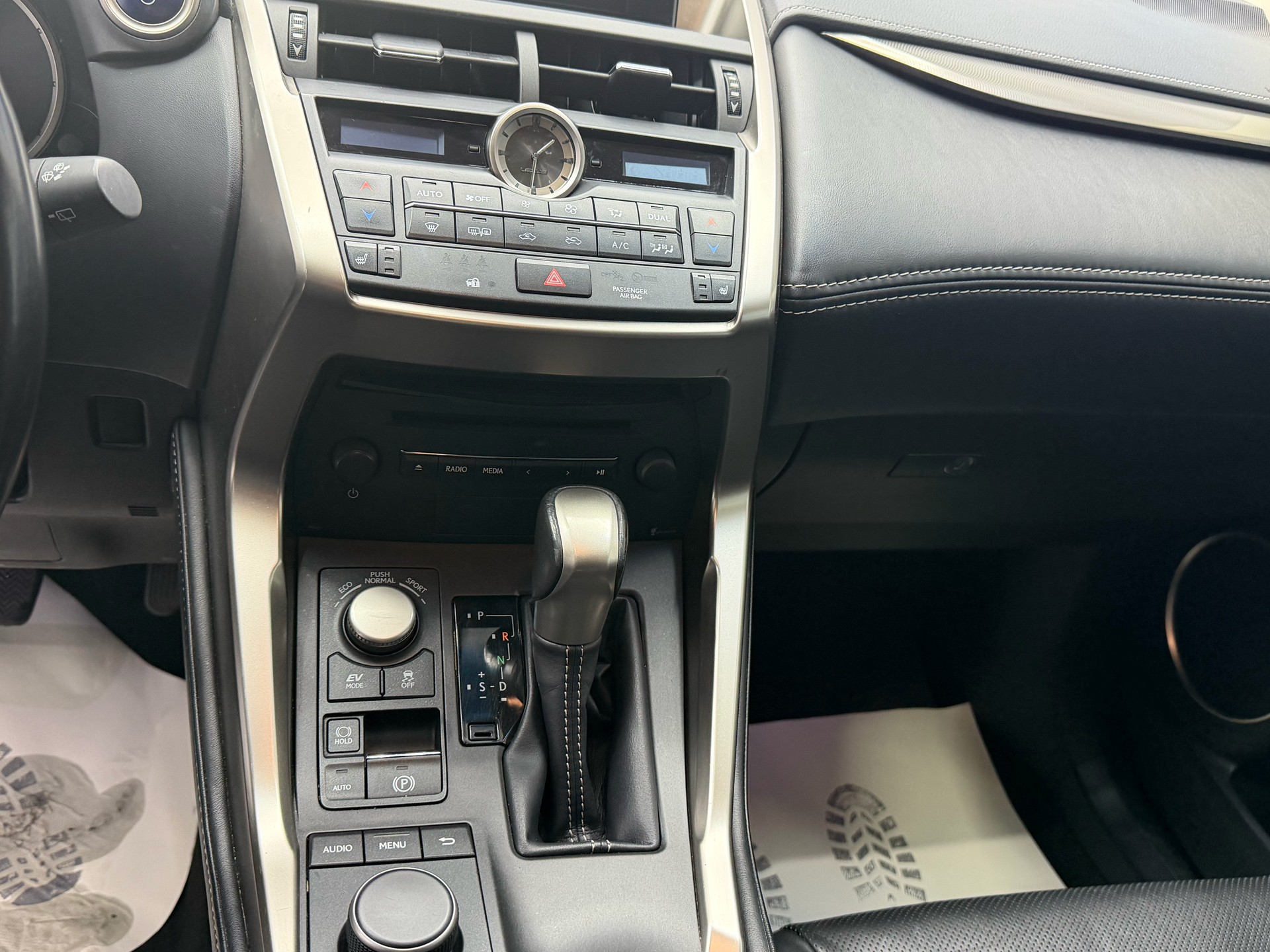 LEXUS NX 300h business E-Four Automatic-image-10