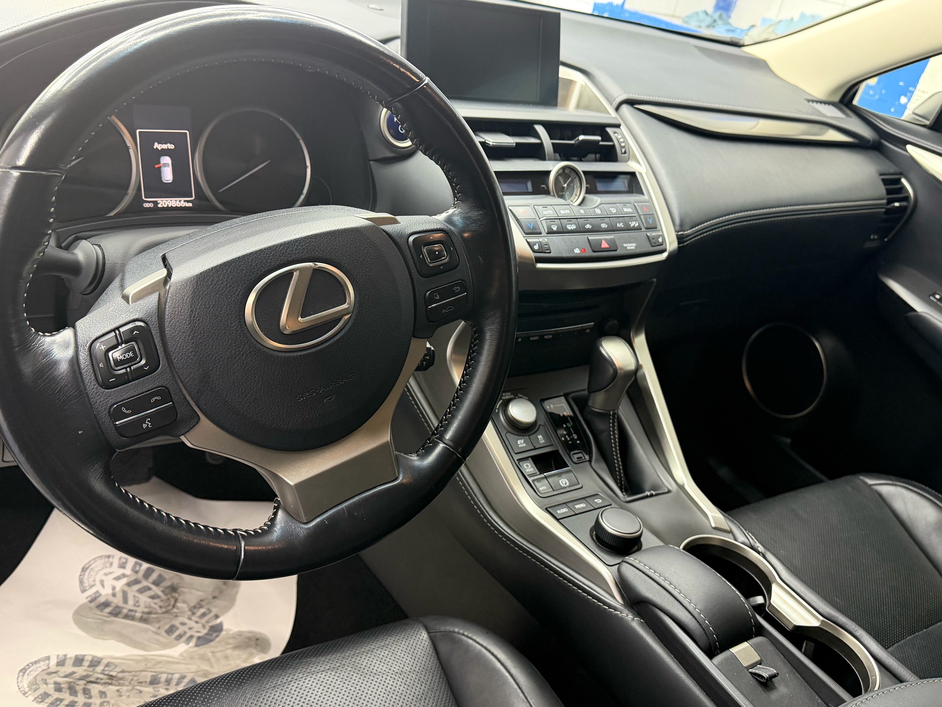LEXUS NX 300h business E-Four Automatic-image-12