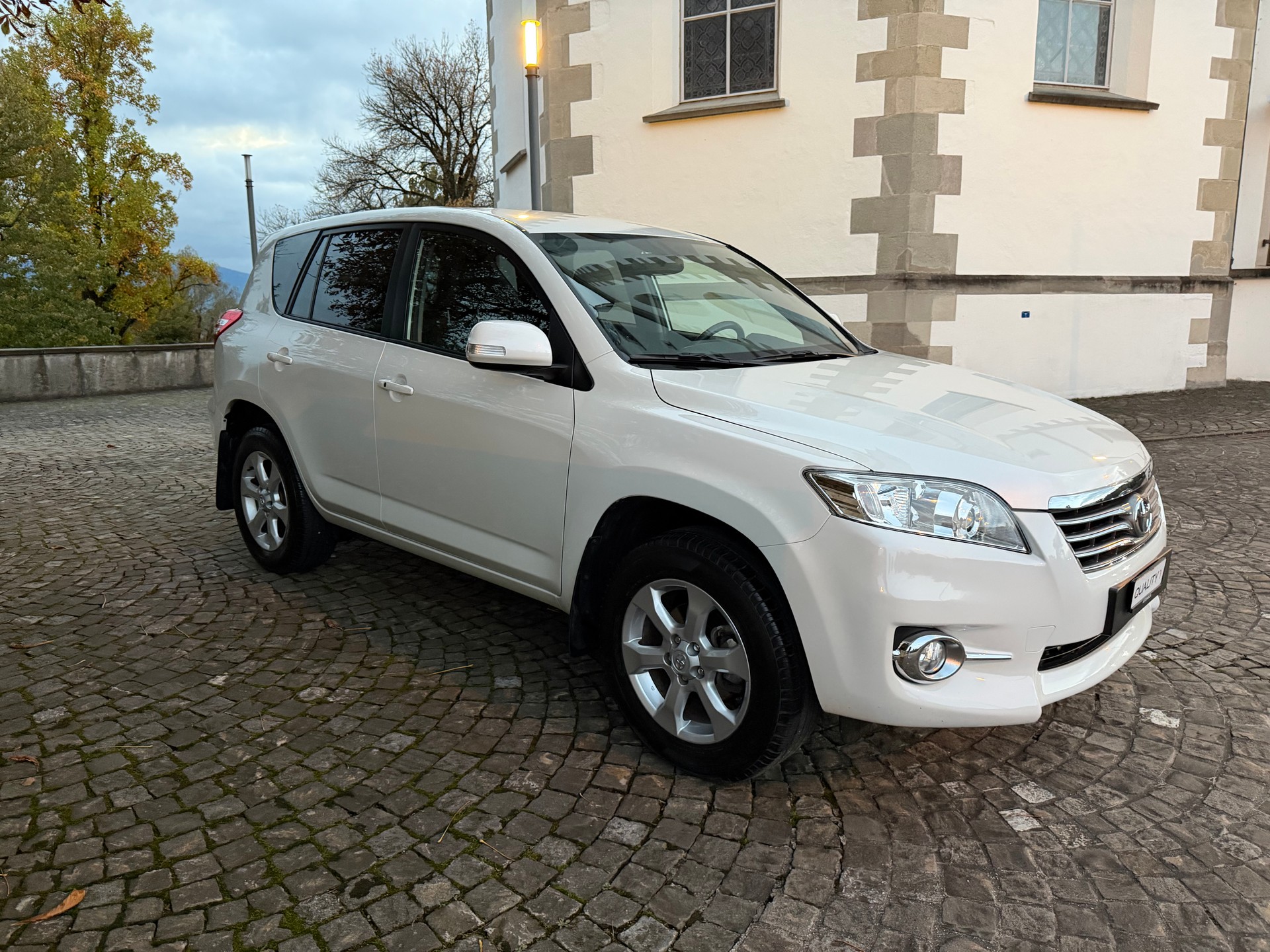 TOYOTA RAV-4 2.2D-4D Linea Sol / Nur 33tkm /1 Hand (Jg 1941) / CH-Fahrzeug / Frisch ab MFK /Frisch ab Service / 36 Mon. Garantie-image-2