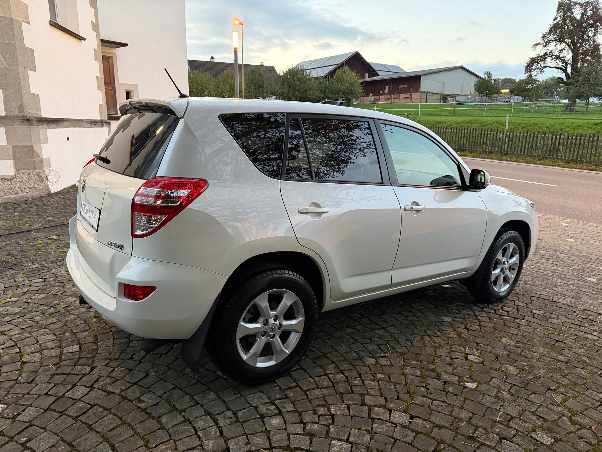 TOYOTA RAV-4 2.2D-4D Linea Sol / Nur 33tkm /1 Hand (Jg 1941) / CH-Fahrzeug / Frisch ab MFK /Frisch ab Service / 36 Mon. Garantie-image-3