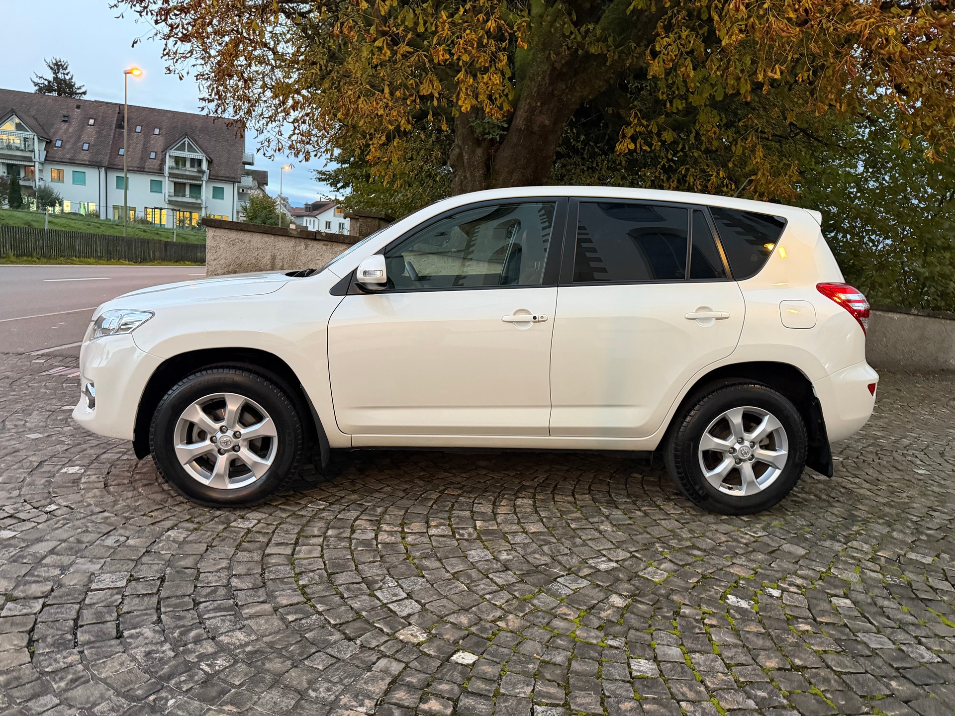TOYOTA RAV-4 2.2D-4D Linea Sol / Nur 33tkm /1 Hand (Jg 1941) / CH-Fahrzeug / Frisch ab MFK /Frisch ab Service / 36 Mon. Garantie-image-7