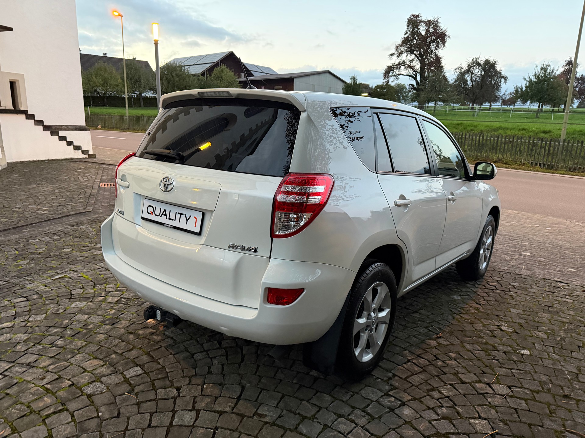 TOYOTA RAV-4 2.2D-4D Linea Sol / Nur 33tkm /1 Hand (Jg 1941) / CH-Fahrzeug / Frisch ab MFK /Frisch ab Service / 36 Mon. Garantie-image-4