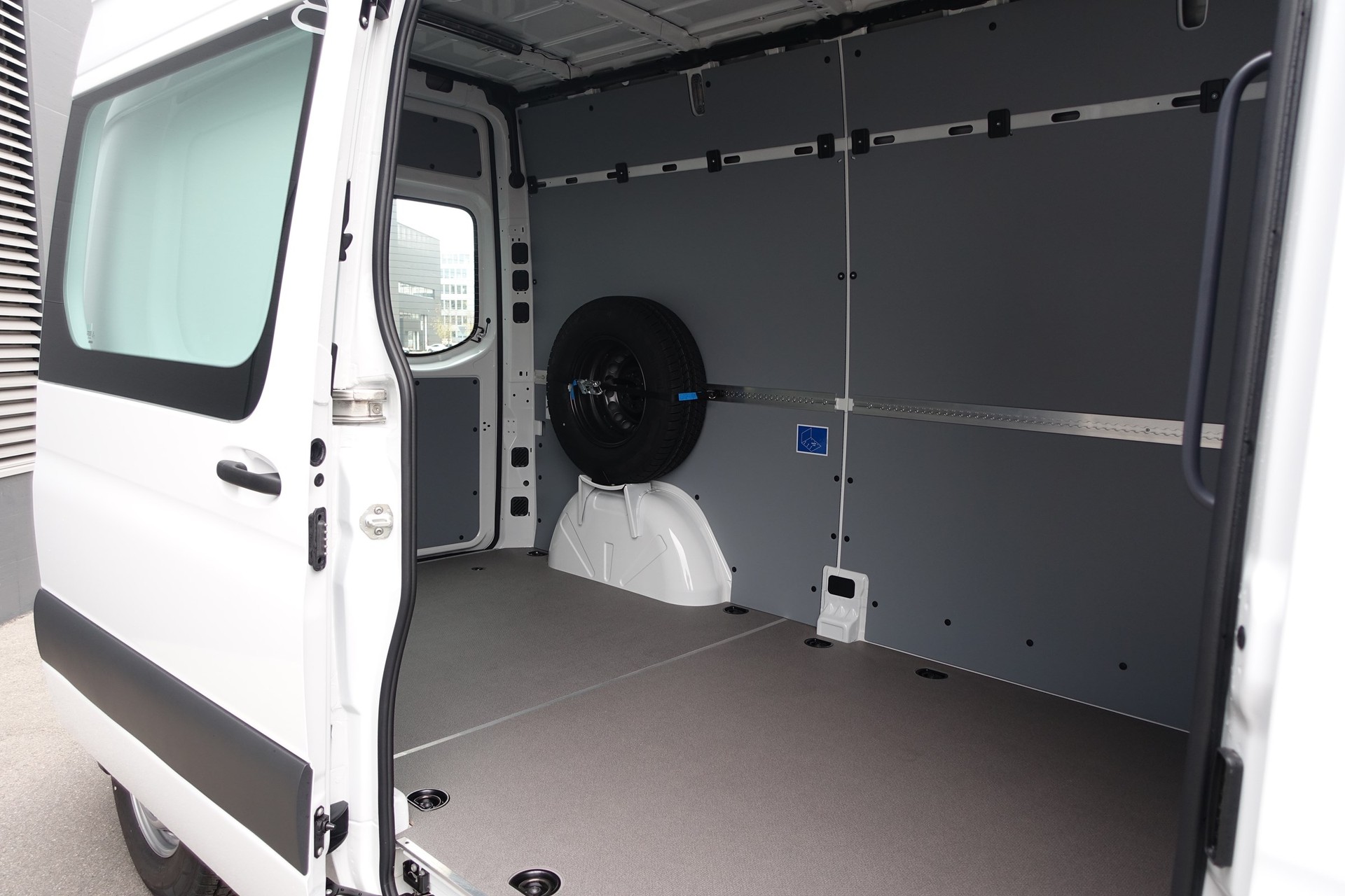 MERCEDES-BENZ eSprinter 312 47kWh Standard-image-4
