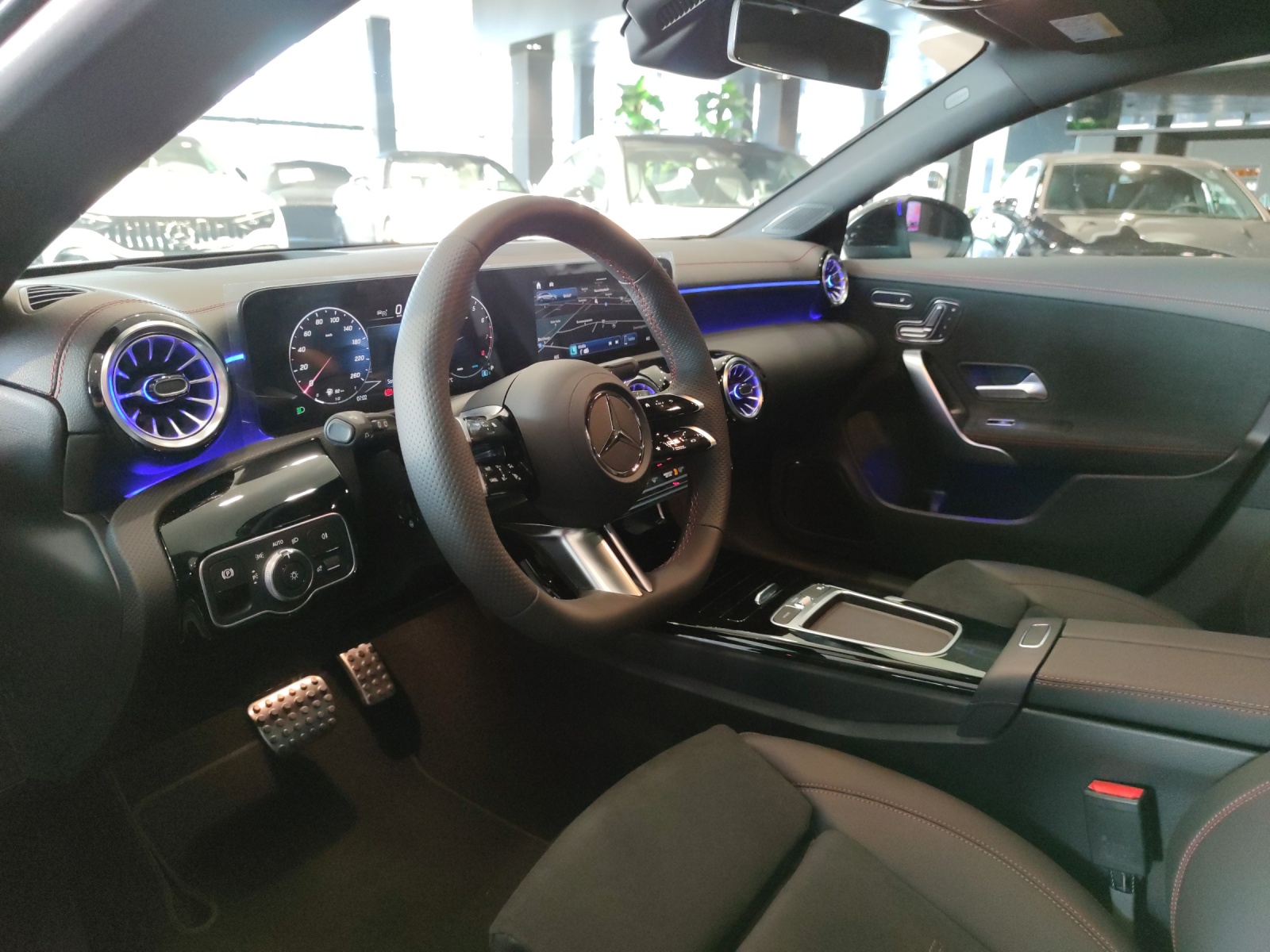 MERCEDES-BENZ CLA 200 AMG Line Shooting Brake-image-10