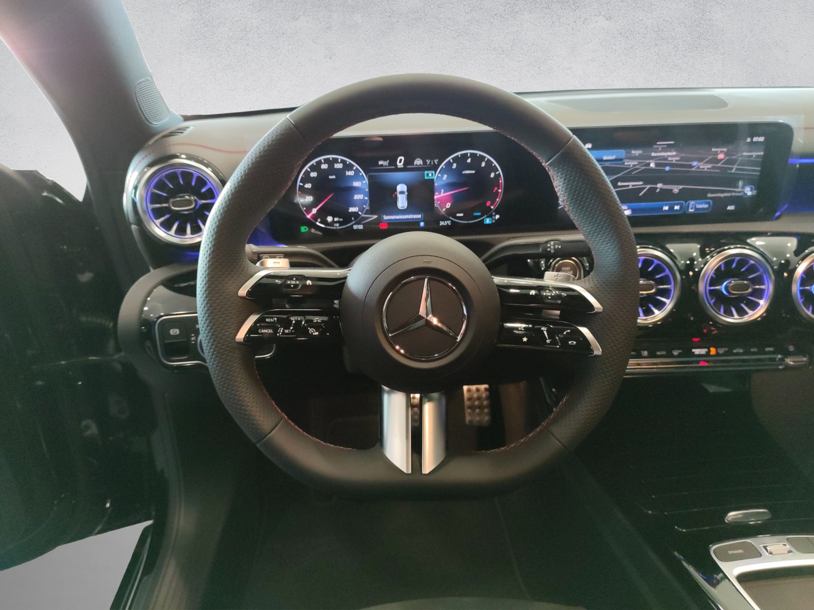 MERCEDES-BENZ CLA 200 AMG Line Shooting Brake-image-11