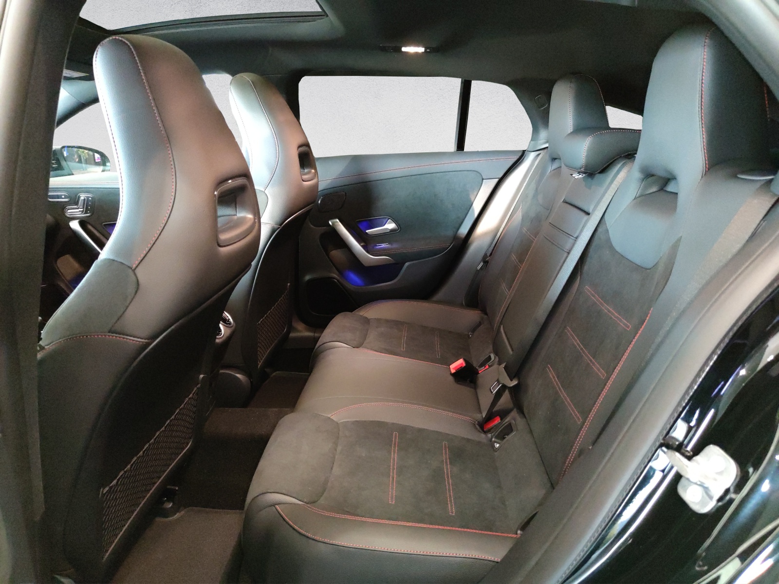 MERCEDES-BENZ CLA 200 AMG Line Shooting Brake-image-12