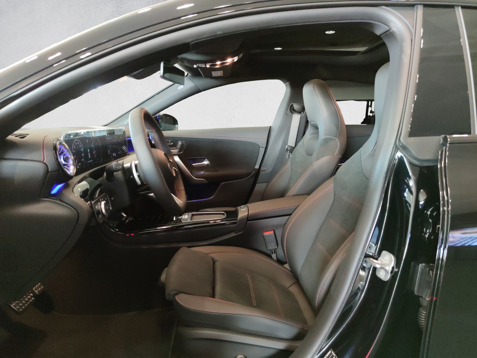 MERCEDES-BENZ CLA 200 AMG Line Shooting Brake-image-9