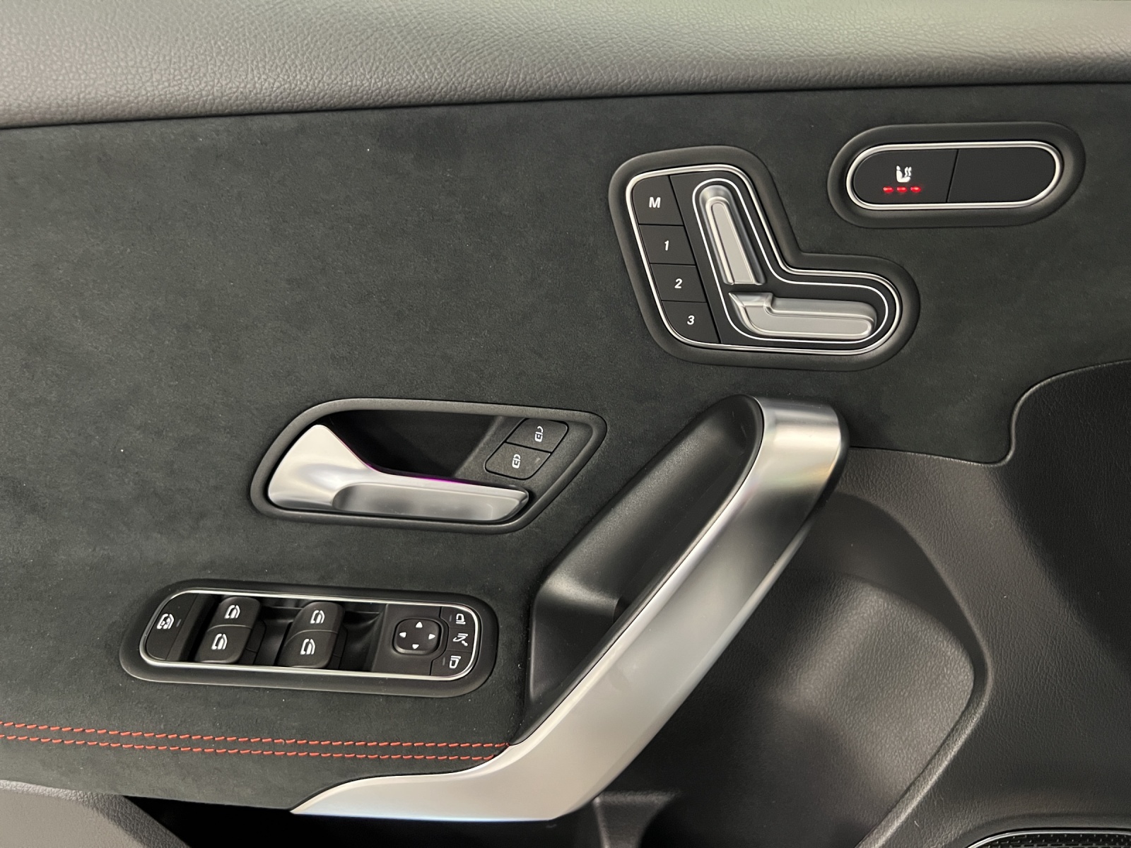 MERCEDES-BENZ A 180 Night Star 7G-DCT AMG Line-image-12