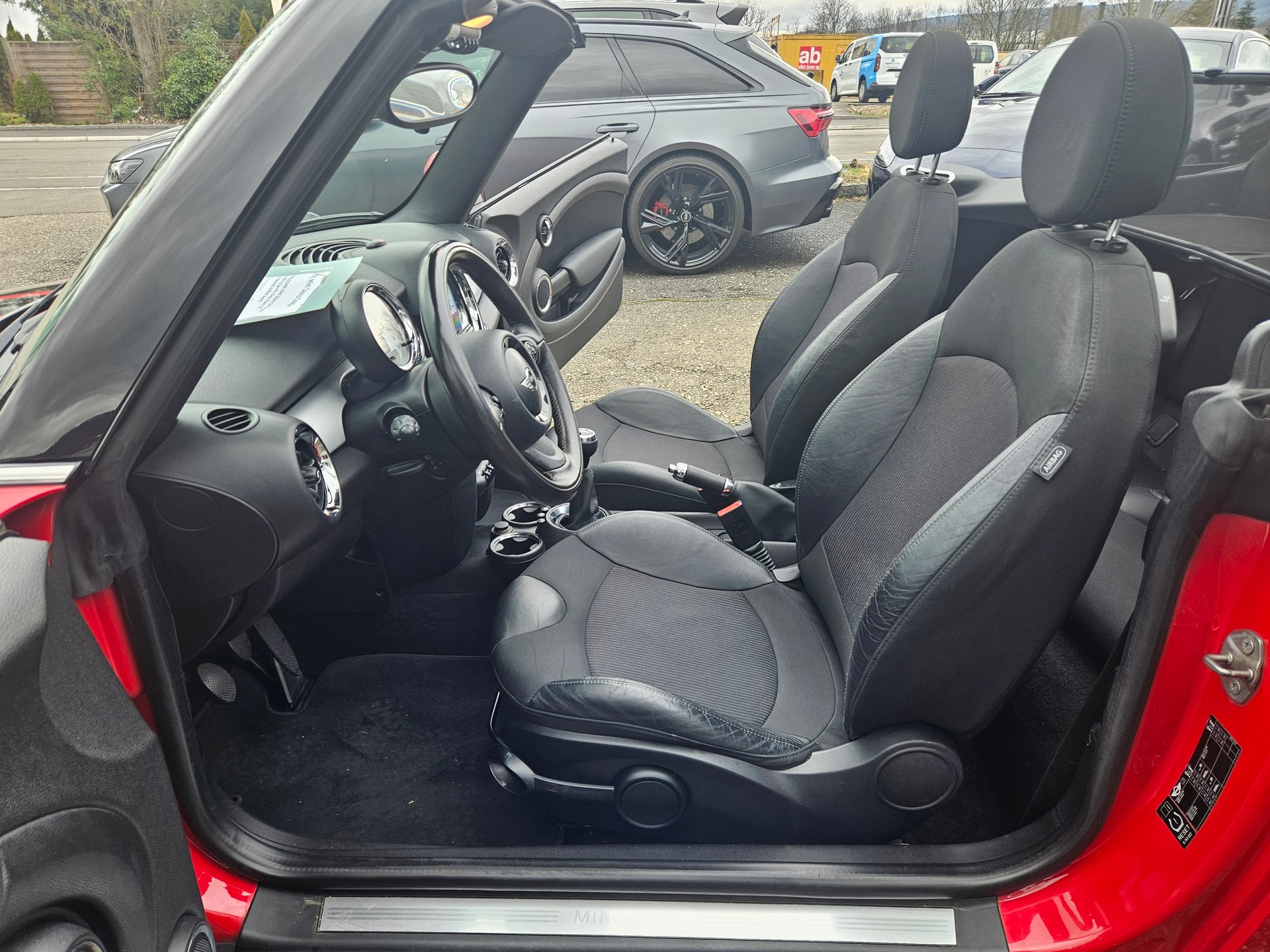 MINI Mini Cabrio Cooper-image-10